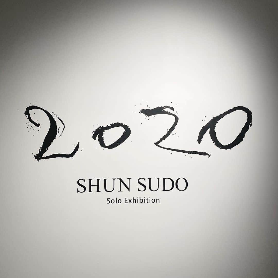 夏焼雅さんのインスタグラム写真 - (夏焼雅Instagram)「~2020~こちらの個展では　 @shun_sudo さんから見た2020年の“景色”が描かれています。🎨  考え深い作品が沢山ありました。 この2020年に起きた出来事の中で印象に残っている事って もちろんそれぞれ違うと思うけど、もっとたくさんの明るいニュースが増えたらいいなと切に願います♡  #アートは決してロックダウンしない #popな絵からは想像もできない様な強いメッセージが込められてます。 #個展 #anbtokyo」12月9日 20時38分 - miyaaa0825