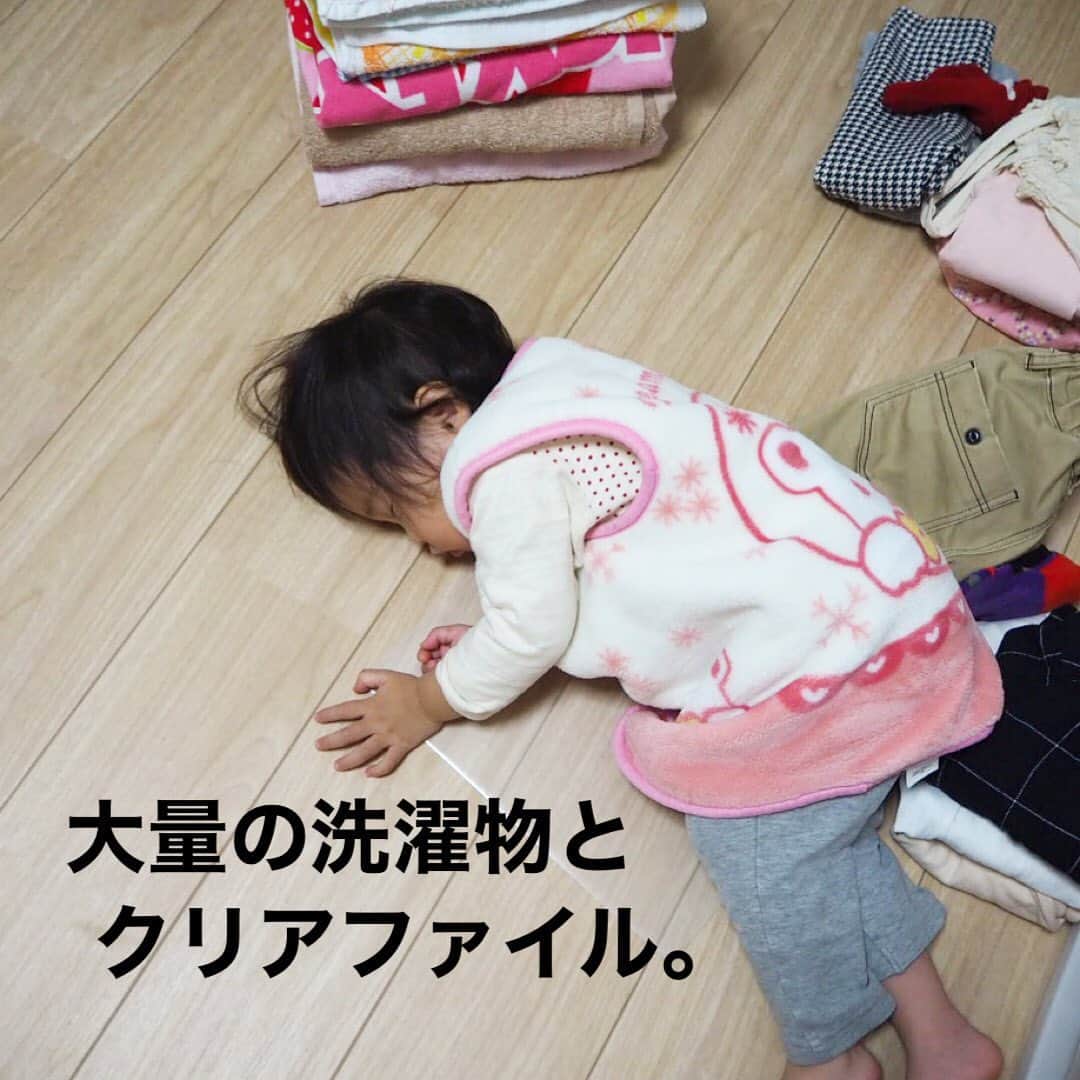 makikoさんのインスタグラム写真 - (makikoInstagram)「❤︎ また例によって夜中起きてきたことちゃん。  私が洗濯物を干してる最中やったからか、何も言わずにその場で寝ました🙂💕笑  #さすがにこの季節の床はやめといた方がw #マジでどこでも寝れるのすごい #ふわふわのお布団よりママの近くの冷たい床 #さすがにすぐお布団に運んだよ #2歳 #2歳3ヶ月 #女の子 #親バカ部」12月9日 20時38分 - batako93