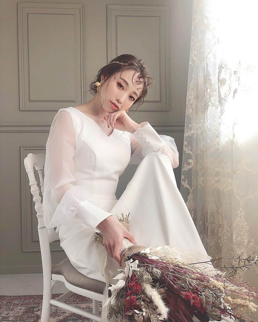 白岩まちこのインスタグラム：「≫≫👰🏼... 𝘞𝘦𝘥𝘥𝘪𝘯𝘨 𝘗𝘩𝘰𝘵𝘰  ㅤㅤㅤㅤㅤㅤㅤㅤㅤㅤㅤㅤㅤ 昨日は今までにしたことのないような スタイルでの撮影👰🏼📸 ㅤㅤㅤㅤㅤㅤㅤㅤㅤㅤㅤㅤㅤ ㅤㅤㅤㅤㅤㅤㅤㅤㅤㅤㅤㅤㅤ ㅤㅤㅤㅤㅤㅤㅤㅤㅤㅤㅤㅤㅤ ストレートでかなりナチュラルなヘアに シンプルで洗礼された大人ドレス✨ ㅤㅤㅤㅤㅤㅤㅤㅤㅤㅤㅤㅤㅤ  ㅤㅤㅤㅤㅤㅤㅤㅤㅤㅤㅤㅤㅤ 𝘏𝘢𝘪𝘳 & 𝘱𝘩𝘰𝘵𝘰  @apaapa_hair ㅤㅤㅤㅤㅤㅤㅤㅤㅤㅤㅤㅤㅤ ㅤㅤㅤㅤㅤㅤㅤㅤㅤㅤㅤㅤㅤ ㅤㅤㅤㅤㅤㅤㅤㅤㅤㅤㅤㅤㅤㅤㅤㅤㅤㅤㅤㅤㅤㅤㅤㅤㅤㅤ 綺麗目な、お洒落系で前撮りを考えてる子は こんなスタイルもあり...🤭💓ㅤㅤㅤㅤㅤㅤㅤㅤㅤㅤㅤㅤㅤ  ㅤㅤㅤㅤㅤㅤㅤㅤㅤㅤㅤㅤㅤ ㅤㅤㅤㅤㅤㅤㅤㅤㅤㅤㅤㅤㅤ ㅤㅤㅤㅤㅤㅤㅤㅤㅤㅤㅤㅤㅤ このドレスでロケ撮影もしたし、 他にももう1スタイル撮ってるから それもまた載せるね🤳✨  ㅤㅤㅤㅤㅤㅤㅤㅤㅤㅤㅤㅤㅤ  また私自身の前撮り写真も載せていきたいし、 それ含め、前撮り控えてる子の参考になったら嬉しいな〜😆🎶 ㅤㅤㅤㅤㅤㅤㅤㅤㅤㅤㅤㅤㅤ ㅤㅤㅤㅤㅤㅤㅤㅤㅤㅤㅤㅤㅤ ㅤㅤㅤㅤㅤㅤㅤㅤㅤㅤㅤㅤㅤ  こんな、ナチュラル系ウェディングもありよね🙈？？  ㅤㅤㅤㅤㅤㅤㅤㅤㅤㅤㅤㅤㅤ  ㅤㅤㅤㅤㅤㅤㅤㅤㅤㅤㅤㅤㅤ ㅤㅤㅤㅤㅤㅤㅤㅤㅤㅤㅤㅤㅤ ㅤㅤㅤㅤㅤㅤㅤㅤㅤㅤㅤㅤㅤ ㅤㅤㅤㅤㅤㅤㅤㅤㅤㅤㅤㅤㅤ  #結婚式準備#フォトウェディング #ウェディングフォト#プレ花嫁#プレ花嫁準備 #前撮り#後撮り#関西花嫁#関西プレ花嫁 #花嫁準備#ドレス前撮り#前撮りヘア #洋装前撮り#和装婚#プレ花嫁さんと繋がりたい#前撮りヘア#前撮り和装#前撮り写真 #marry花嫁#プレ花嫁2020#前撮りポーズ  #結婚式ヘアアレンジ#ラスティックウェディング #ウェディング撮影 #ブライダルフォト#ウェディング #ウェディングヘア #ヘアアクセ#結婚式#ヘッドアクセ #ブライダル」