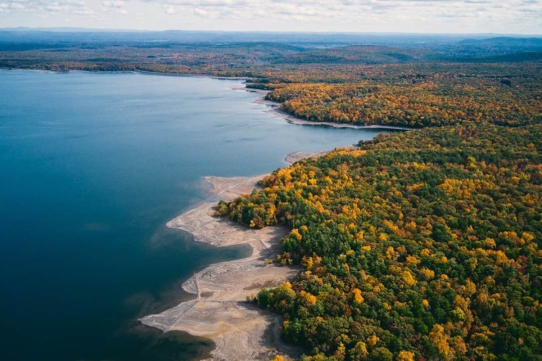 National Geographic Travelさんのインスタグラム写真 - (National Geographic TravelInstagram)「Photo by Matt Borowick @mborowick / Along the coast of the Ashokan Reservoir in Shokan, New York, the colors from the autumn leaves do not disappoint. Follow @mborowick for more pictures like this. #nature #newyork #adventure #wilderness #autumn」12月9日 20時38分 - natgeotravel