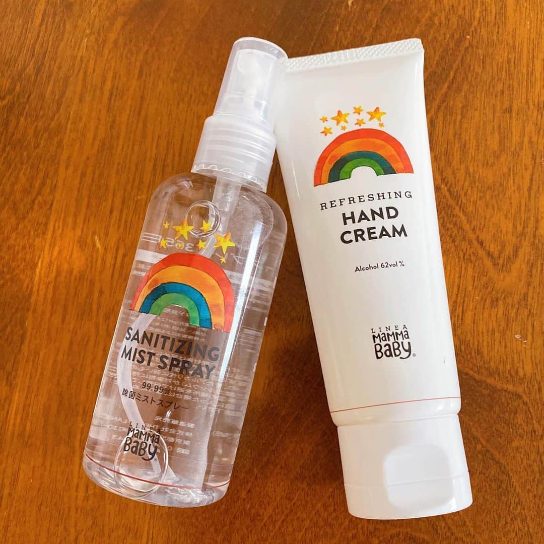 のインスタグラム：「乾燥が進んできたので、ママベビーのこちらのミストandクリームで肌を労りながら除菌の日々です。  ミストは、100%天然由来成分な上にアルコールフリーで、赤ちゃんにも使えるし、お肌にだって優しい❤️  右のハンドクリームがありそうでなかった、除菌ができるハンドクリーム✨　そう！　保湿しながら除菌が出来るんです！！　これからの季節のマストアイテムになりそうです😏  #ママベビー#除菌スプレー#除菌ハンドクリーム#スプリング#SPRiNG#エディターK」