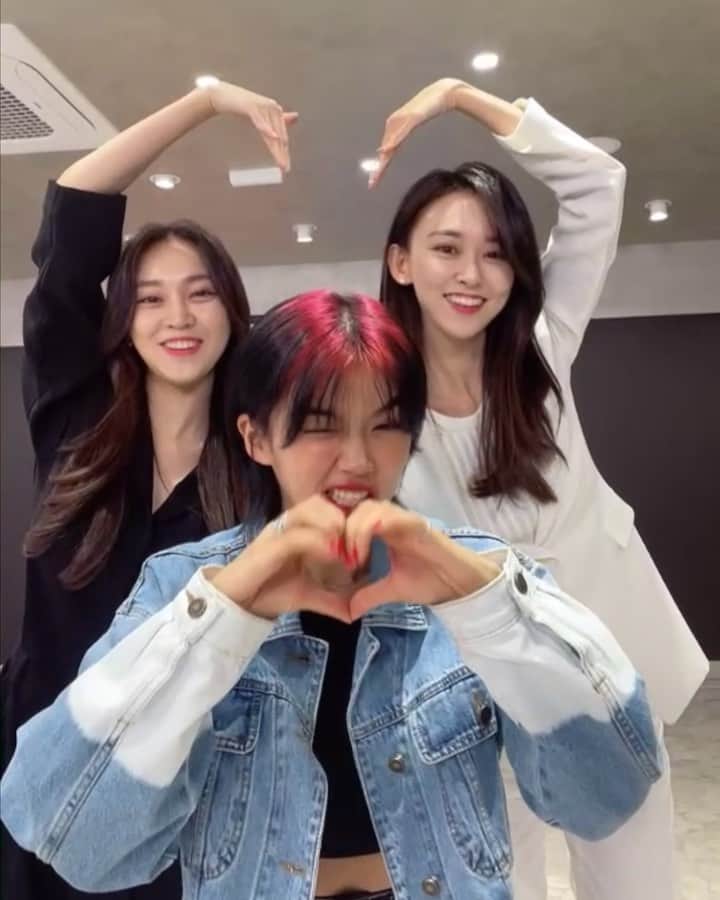 ホ・ヨンジュ のインスタグラム：「@aiki_kr  하ㅜㅜㅠㅠㅠ 내사룽 세상힙한 아이키님ㅜㅠㅠ❤️❤️❤️ 오늘 나온 저희 신곡 #러브챌린지#lovechallenge 함께했어요! 아이키님은 사랑입니다💃🏻 같은 날 강연하는 인연은 엄청난 인연이라고 해요. 우리의 만남이 어떻게 이어질지 기대기대😍💕💕💕 . .  #세바시#아이키#듀자매#dewsisters @sebasi15」