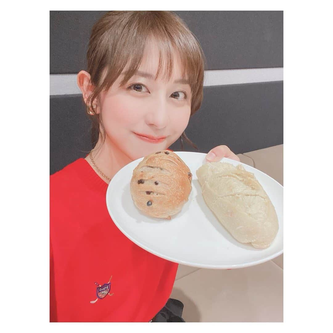 斎藤ちはるさんのインスタグラム写真 - (斎藤ちはるInstagram)「いつもYouTubeで頂いている こちらのパンたち🥐 . 家に持ち帰って家族で食べています😳笑 . . #さすがに #食べかけ の #ところだけ #切ってる #いつも #お昼時 に #YouTube撮影 してるので #お腹が空いている #そんな時の #パン は #幸せ でしかない #よる1時46分から . . #斎藤ちはる#テレビ朝日アナウンサー#テレビ朝日#テレ朝#アナウンサー#秋山とパン#バラバラ大作戦#バラバラ#父#曰く#秋パン#パン屋#パン好き#パン活#パン部#パン屋さん#パン好き#パン派#パン屋巡り」12月9日 20時41分 - chiharu_saito_ex