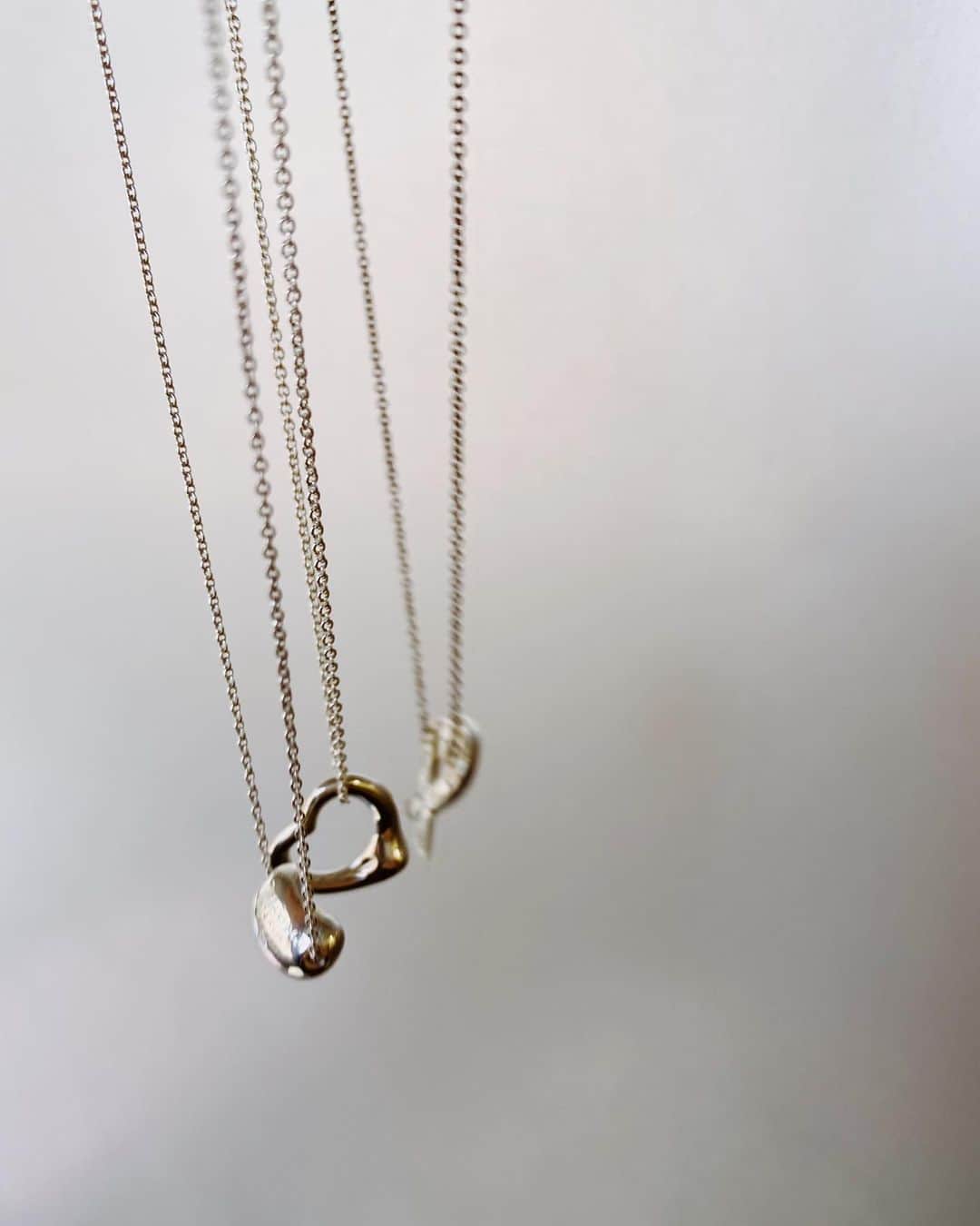 のインスタグラム：「💎 VINTAGE TIFFANY アクセサリーが入荷しました💫女性らしさを引き立てる上品で美しいアイテムをセレクト🤍﻿ ﻿ 🌟 HIROB人気ブランド【TIFFANY&CO.(ティファニー)】﻿ ﻿ アメリカを代表する世界のプレミア・ジュエラー、ティファニーは1837年の創設以来、時を越えて多くの人々を魅了してきました。﻿ ティファニーのジュエリー、シルバー、ウォッチ、そのデザインの数々は何世代にもわたって世界中で愛され続けています。﻿ ﻿ ﻿ ﻿ #hirob#baycrews#baycrewsstore#watch#casualwatch#simple#antique#vintage#ヒロブ#ベイクルーズ#ベイクルーズストア#時計#腕時計#ウォッチ#カジュアルウォッチ#シンプル#アンティーク#ビンテージ#ヴィンテージ#accessory#アクセサリー#necklace#ネックレス#bangle#バングル#Tiffany#Tiffanyandco#ティファニー」