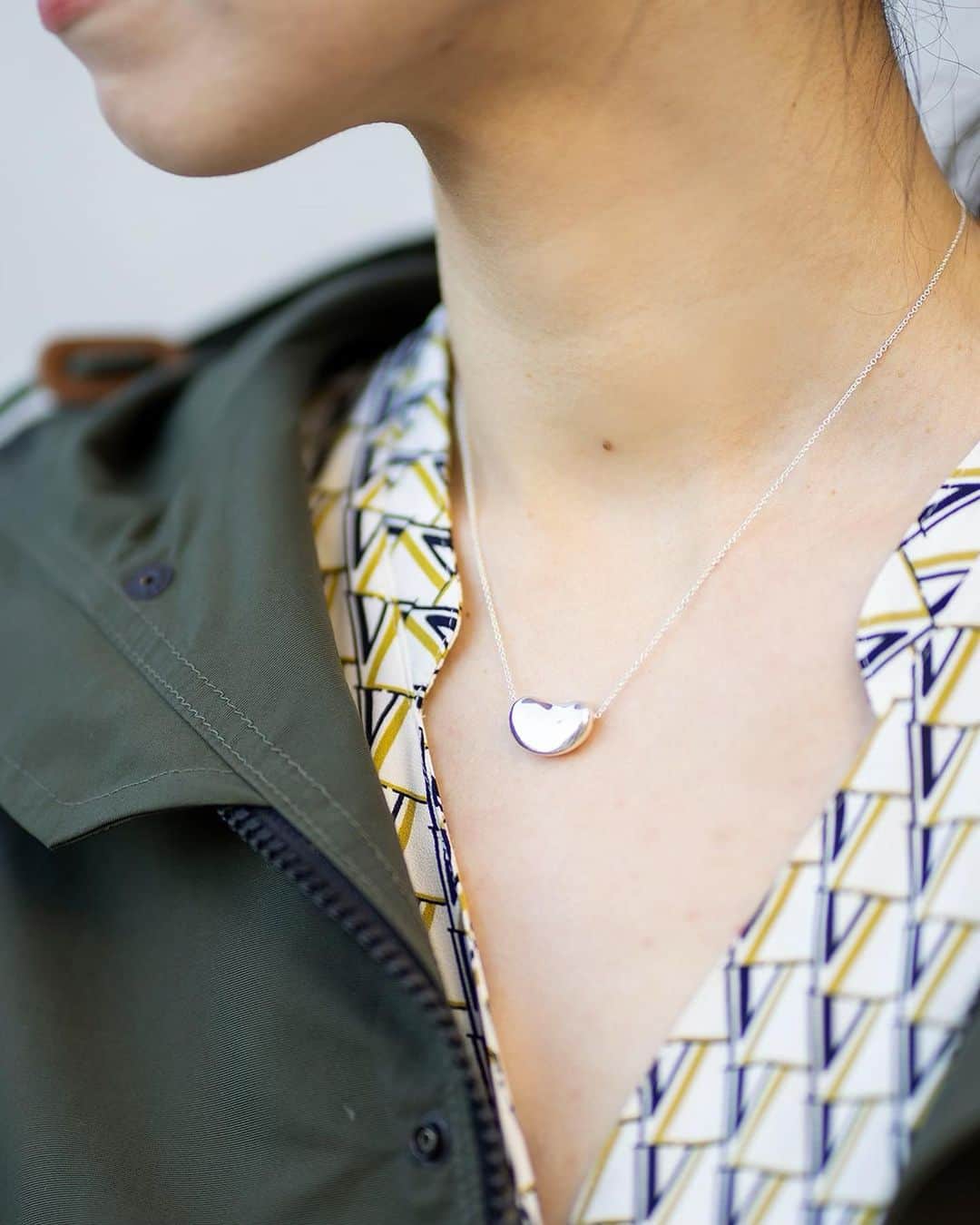のインスタグラム：「💎 VINTAGE TIFFANY アクセサリーが入荷しました💫女性らしさを引き立てる上品で美しいアイテムをセレクト🤍﻿ ﻿ 🌟 HIROB人気ブランド【TIFFANY&CO.(ティファニー)】﻿ ﻿ アメリカを代表する世界のプレミア・ジュエラー、ティファニーは1837年の創設以来、時を越えて多くの人々を魅了してきました。﻿ ティファニーのジュエリー、シルバー、ウォッチ、そのデザインの数々は何世代にもわたって世界中で愛され続けています。﻿ ﻿ ﻿ ✔️ TIFFANY ネックレス ビーン﻿ ¥13,200税込〜﻿ ﻿ ✔️ TIFFANY バングル ハート﻿ ¥27,500税込〜﻿ ﻿ ✔️ TIFFANY ネックレス オープンハート﻿ ¥13,200税込〜﻿ ﻿ 🍀ビンテージアイテムのため、すべて1点ものとなります。﻿ ﻿ 運命の1点を是非みつけてくださいね💎﻿ ﻿ ﻿ #hirob#baycrews#baycrewsstore#watch#casualwatch#simple#antique#vintage#ヒロブ#ベイクルーズ#ベイクルーズストア#時計#腕時計#ウォッチ#カジュアルウォッチ#シンプル#アンティーク#ビンテージ#ヴィンテージ#accessory#アクセサリー#necklace#ネックレス#bangle#バングル#Tiffany#Tiffanyandco#ティファニー」