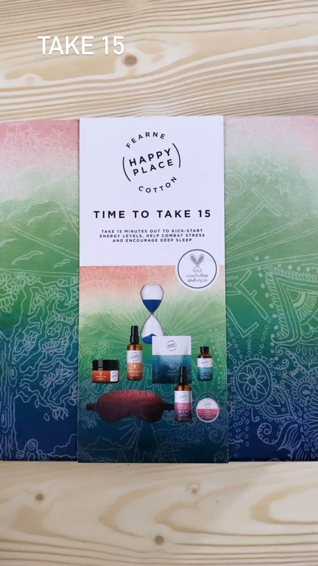 ファーン・コットンのインスタグラム：「My favourite gift from the @happyplaceofficial collection at @bootsuk is the Time To Take 15 set. Complete with a little glass sand time to give yourself 15 minutes to chill out. There is no plastic in the outer packaging and the tin can be used to store what ever you want after. The plastic bottles are made partly with recycled plastic and are recyclable and the solid cleansing bar comes in a recyclable paper sachet. I sketched out all the art work on the packaging and silky eye mask with its little sleepy eyes. All vegan and cruelty free 💗」