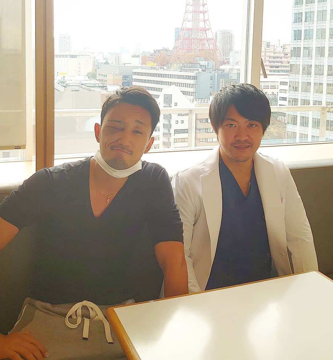 梅野源治のインスタグラム：「今回の試合🤜  計量や試合日に送り迎えをしていただい方たち。 整体や病院、クリニックの院長や医師の方たち。 練習や減量のサポートをしていただいた方たち。  他にもたくさんのサポートがあったからこそ、　@bom_muaythai のリングに上がることができました！　本当に感謝。  今回のことがあって、改めて周りに恵まれていることを再認識できた🙏  写真一枚目の藤田先生👨‍⚕ お休みの日、急に連絡を入れても病院まで駆けつけて丁寧に治療していただけた。 僕のことを想って、世界トップクラスの脳神経外科医 渡邉先生や整形外科、皮膚科の名医の方たちを集めて連日しっかりと診ていただき、心から感謝。  リングに立てるようにしてほしいという願いを聞いて、最善を尽くしていただいた。  今回のことがあったおかげで、さらに強力なサポート体制もできた。 この経験をプラスに、今後をより明るい人生にするぞ😊  二枚目は藤田先生と渡邉先生🙏 感謝しかない！！！  ご飯もご馳走様でした♪ 明日には退院だ🙌💯」