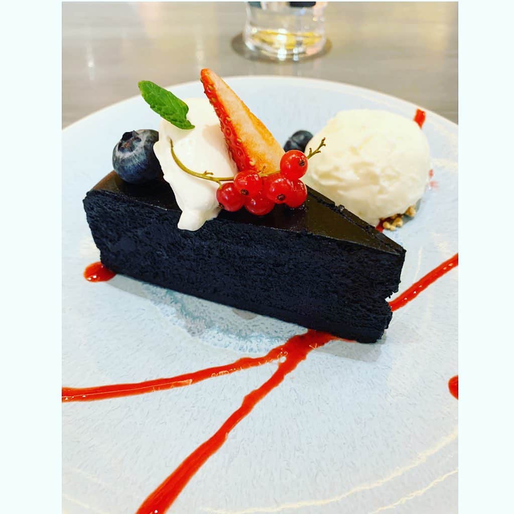 七瀬遥のインスタグラム：「こちらはガトーショコラ？？🍰🍫 と思いきや、チーズケーキだって🧀💕 炭焼？だったかな？🙄 黒いチーズケーキは初めてみたよ😮 美味しかったです😋💖  #黒い#チーズケーキ#美味しい#楽しい#cake#cafe#sweets#delicious#good#friend#happy#love#happiness#good#smile#tokyo#japan」