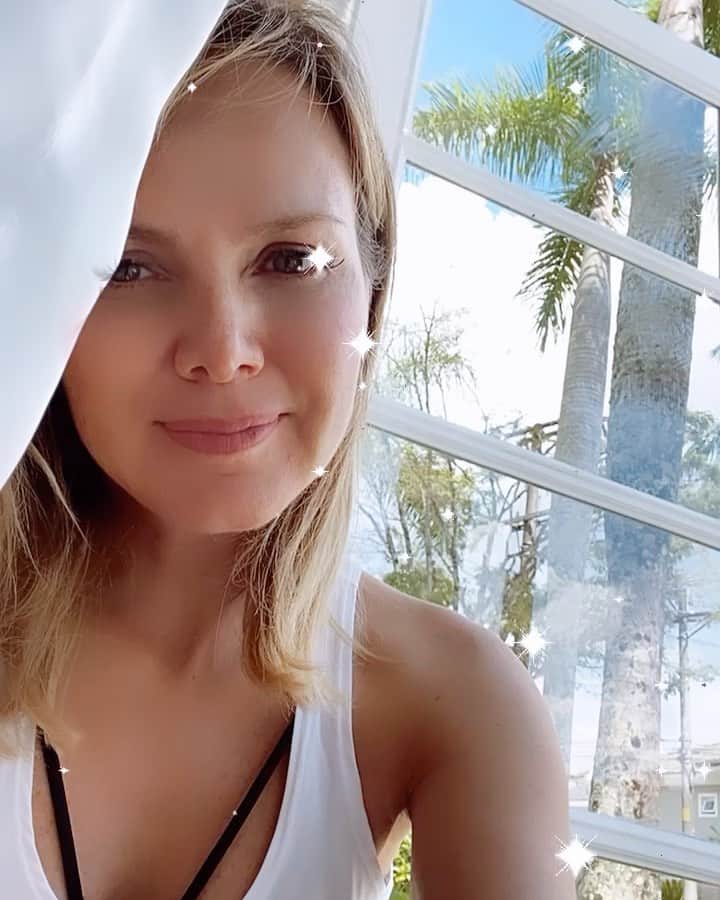 Eliana Michaelichin Bezerraのインスタグラム：「Esses filtros são maravilhosos eles tem o poder de deixar até a cortina de cílios🤣. Bom dia!!!」