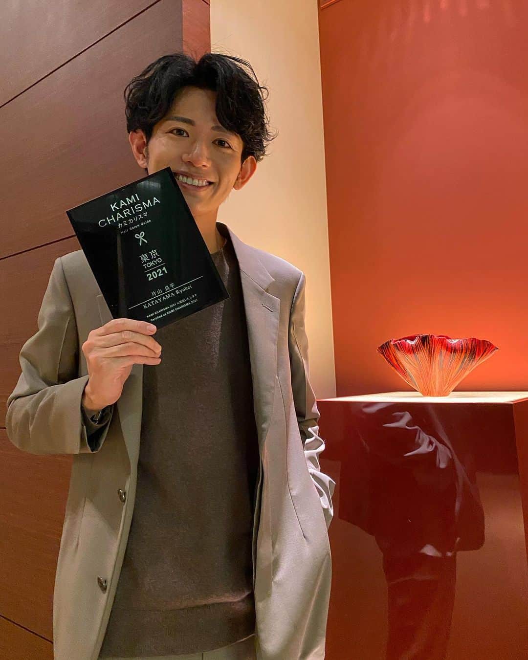 片山良平のインスタグラム：「日本を代表する美容師&美容室を紹介する書籍『KAMI CHARISMA カミカリスマ』📕   52万人の美容師の中から90名の美容師に、LONESSは24万件の美容室の中から19軒しかないトリートメント部門で選んで頂きました✂︎   2020年、2021年と選んで頂き光栄です‼︎ ありがとうございました☺️  #kamicharisma  #髪 #ミシュラン #美容師 #2021 #LONESS」