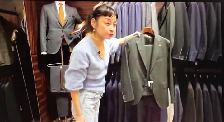 のインスタグラム：「This time @barneysnewyork_ginza Men's Edition! Personally, this is my number one "store for men to shop with".  Go to my profile link!  今回は @barneysnewyork_ginza  メンズ編！ 個人的にはここ、私にとって『男子の買い物一緒に付き合いたい店』ナンバーワンです。 とりあえず一緒に仕事用のスーツとかネクタイとか選んで～、 ついでにお休みの日の服もみる～？みたいな…(妄想特急大暴走）  プロフィールのリンクからどうぞ♪  brands featured in this issue  ① @belvest ② @barneysjapan original ③ @krostnewyork x @barneysny ④ @burberry ⑤ @jilsander ⑥ @fumitoganryu  #belvesst #barneysnewyork #krost #burbbery #jilsander #fumitoganryu」