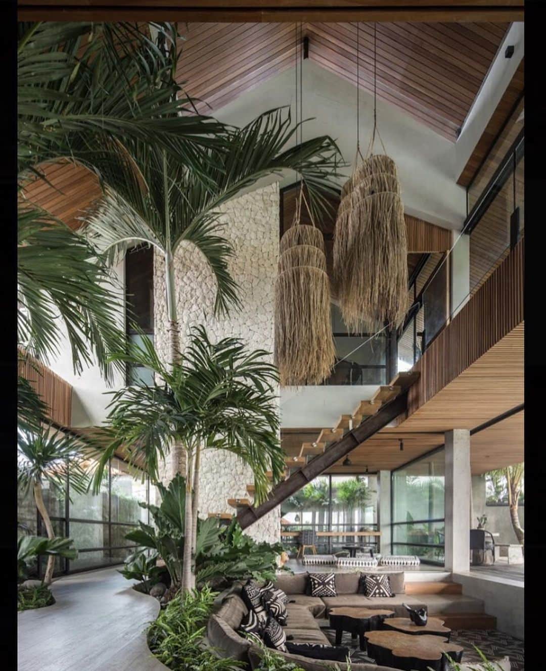 My Interiorさんのインスタグラム写真 - (My InteriorInstagram)「Dream home in Bali Indonesia 🇮🇩 home of @cala_saona  Designed by @biombo_architects  📸 @kiearch」12月9日 20時50分 - myinterior
