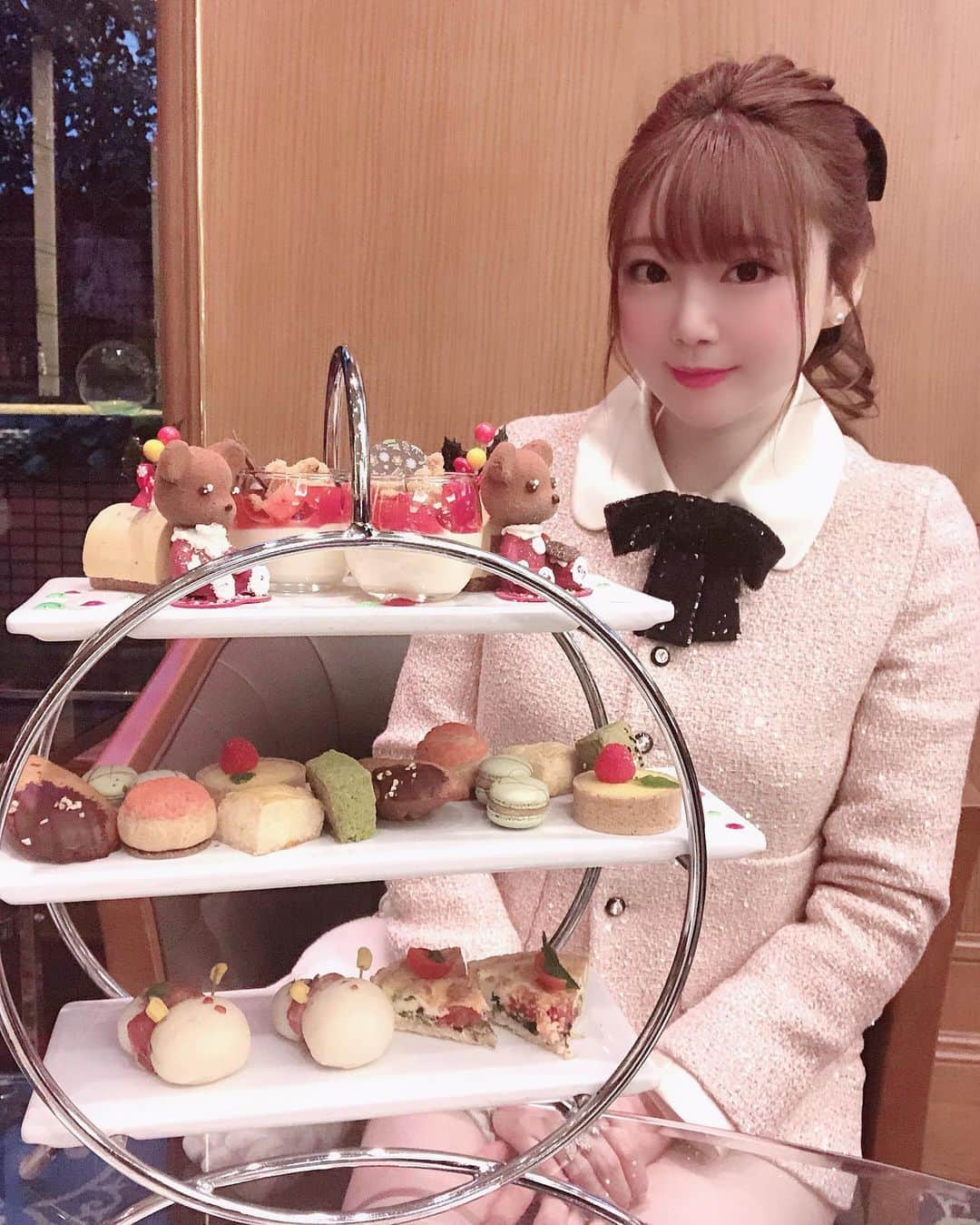 瑞咲まみさんのインスタグラム写真 - (瑞咲まみInstagram)「🎄🎁🧸❤️ ロイヤルパークホテルの クリスマスアフタヌーンティー☕️🎅❣️  食べるのがもったいくらい可愛い サンタのくまさん🎅💝🧸💕  どれも可愛くて美味しかったよー❣️ . . ほんとはもっと明るいうちに キレイな写真撮りたかったけど、、 あっという間に外暗くなるー🥺🌃 . . . #ロイヤルパークホテル  #アフタヌーンティー #クリスマスアフタヌーンティー  #ヌン活　#東京カフェ  #ミュウミュウ #セットアップコーデ」12月9日 20時51分 - ma_09_mi