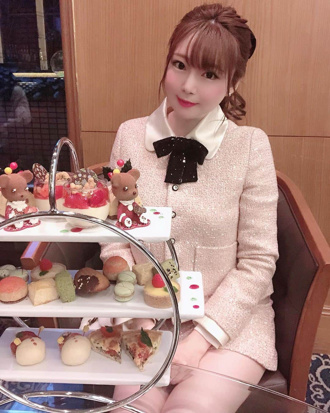 瑞咲まみさんのインスタグラム写真 - (瑞咲まみInstagram)「🎄🎁🧸❤️ ロイヤルパークホテルの クリスマスアフタヌーンティー☕️🎅❣️  食べるのがもったいくらい可愛い サンタのくまさん🎅💝🧸💕  どれも可愛くて美味しかったよー❣️ . . ほんとはもっと明るいうちに キレイな写真撮りたかったけど、、 あっという間に外暗くなるー🥺🌃 . . . #ロイヤルパークホテル  #アフタヌーンティー #クリスマスアフタヌーンティー  #ヌン活　#東京カフェ  #ミュウミュウ #セットアップコーデ」12月9日 20時51分 - ma_09_mi