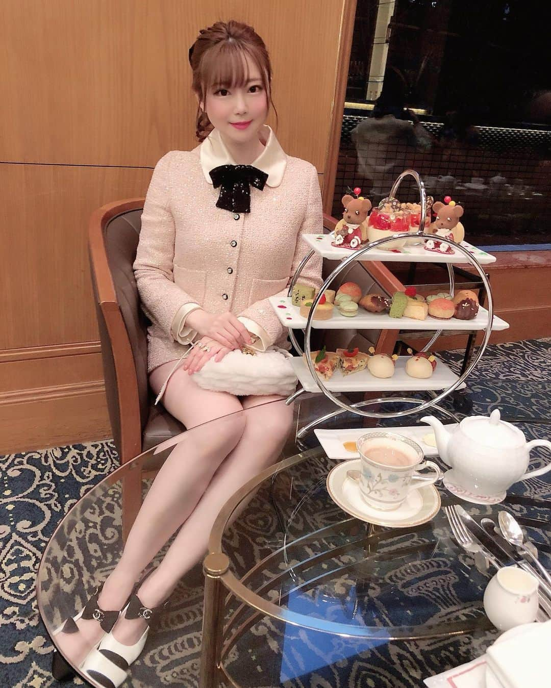 瑞咲まみさんのインスタグラム写真 - (瑞咲まみInstagram)「🎄🎁🧸❤️ ロイヤルパークホテルの クリスマスアフタヌーンティー☕️🎅❣️  食べるのがもったいくらい可愛い サンタのくまさん🎅💝🧸💕  どれも可愛くて美味しかったよー❣️ . . ほんとはもっと明るいうちに キレイな写真撮りたかったけど、、 あっという間に外暗くなるー🥺🌃 . . . #ロイヤルパークホテル  #アフタヌーンティー #クリスマスアフタヌーンティー  #ヌン活　#東京カフェ  #ミュウミュウ #セットアップコーデ」12月9日 20時51分 - ma_09_mi