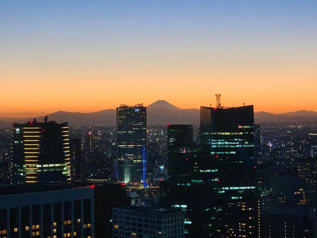 Andaz Tokyo アンダーズ 東京さんのインスタグラム写真 - (Andaz Tokyo アンダーズ 東京Instagram)「With the winter cold comes dreamy #MtFuji sunsets like these 🌟  #fujisan #富士山 #sunset #日没」12月9日 20時51分 - andaztokyo