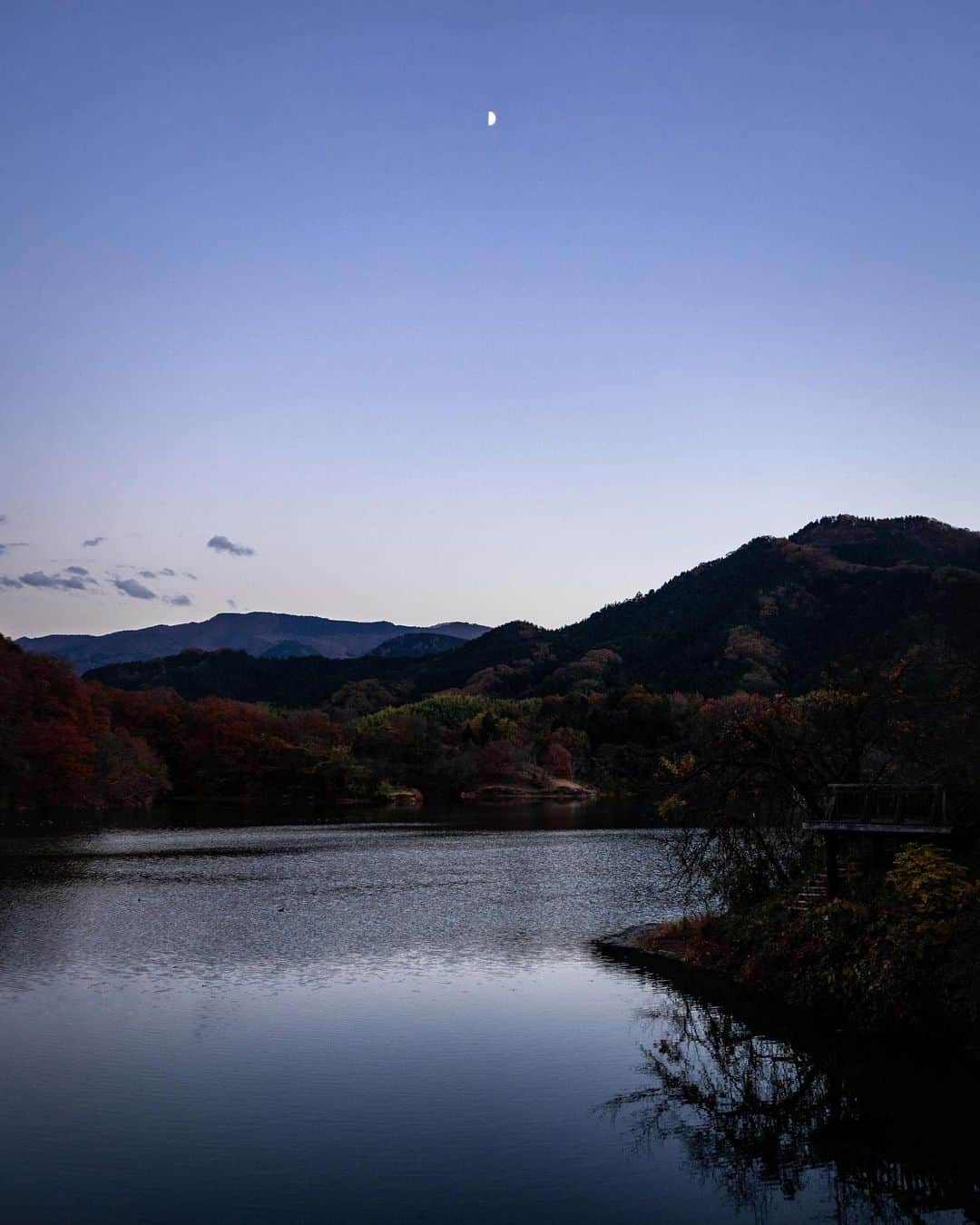 _msy_tさんのインスタグラム写真 - (_msy_tInstagram)「Just after the sun went down. The gradation of the sky with the half moon.  . 夕日が沈んだ直後。 空のグラデーションと半月、澄んだ空気が素晴らしかったです🌓 . . . #team_jp #pixlib_jp #visitjapanjp #alpha_newgeneration #sorakataphoto #tokyocameraclub #ap_japan_ #ig_japan #visitjapanjp #retrip_news #art_of_japan_ #photo_jpn #japantravelplanet #hubsplanet #daily_photo_jpn #ptk_japan #wu_japan #japan_daytime_view #nature #landscape #moon #sky #広がり同盟 #風景 #風景写真 #風景写真部 #空 #月 #湖 #pastpicture」12月9日 20時52分 - masaya_takigawa