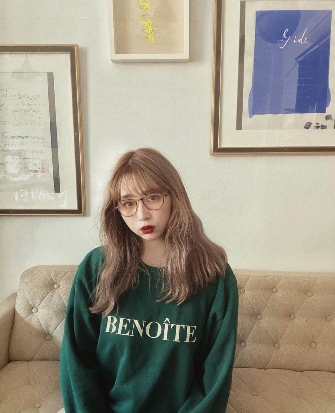 puinpiのインスタグラム：「NEW ♡ ： VERT SAPIN SWEAT ： サパングリーン（深い緑）に アイボリーでBENOÎTEを… ： ： レトロなシルエットがかわいいスウェットが @benoite_official_  に仲間入りします♡ ： ： 私スウェットをデザインしてる時にね…ヴェールサパンカラーが頭から離れず、 ： ： サパンってモミの木の色の事なんだけど、そこにアイボリーを入れて… どこかレトロに感じるスウェットにしたの。 ： ： 彼とシェアできるシルエット、サイズ感は絶対譲れない。 ： ： 私はルームウェアにしたり、 PUIの新作ワンピースの上によく着てます♡ ： ： 2020/12/12 PM21:00 release ： ： #BENOÎTE#benoite#ブノワト」