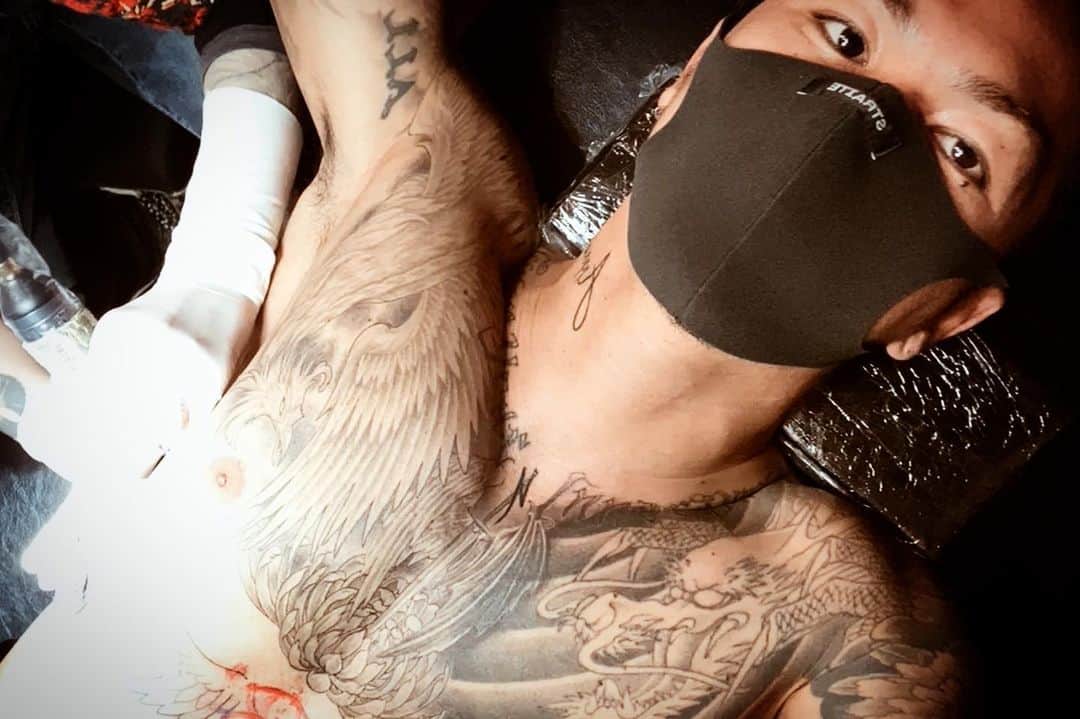 DJ ACEのインスタグラム：「🆕💉🪶 #tattooing #意外と胸下は痛くない #まぁ痛いけど #道のりは長い」