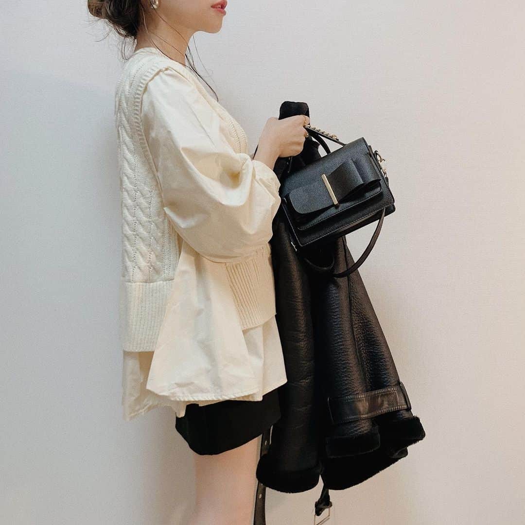 nyaachanのインスタグラム：「* ゼオスキン で、顔の皮剥けすごくて一日中家こもってたw いつかのジャケット脱いだコーデ🧥💕 このトップス大人気で嬉しい☺️ ほんまに人気やねん☺️ でも可愛いし納得❤️→ @select.apricot  家にこもりながら、リールやってみようかと動画の作り方とか見てたけどまったく分からずすぐ諦めた、誰か教えて😂 * * #ボアブルゾン#ボアジャケット#ムスタンコート#フライトジャケット#コート#アウター#冬コーデ#ミニスカート #instagood#instafashon#今日の服#今日のコーデ#おしゃれさんと繋がりたい#プチプラファッション#プチプラコーデ#カジュアルコーデ#着回しコーデ#大人カジュアル#韓国ファッション#きれいめカジュアル#きれいめコーデ#ガーリーコーデ#おちびコーデ#低身長#パイピングボアコート #秋コーデ#レイヤード#ニットベスト#ブラウス#シャツコーデ」