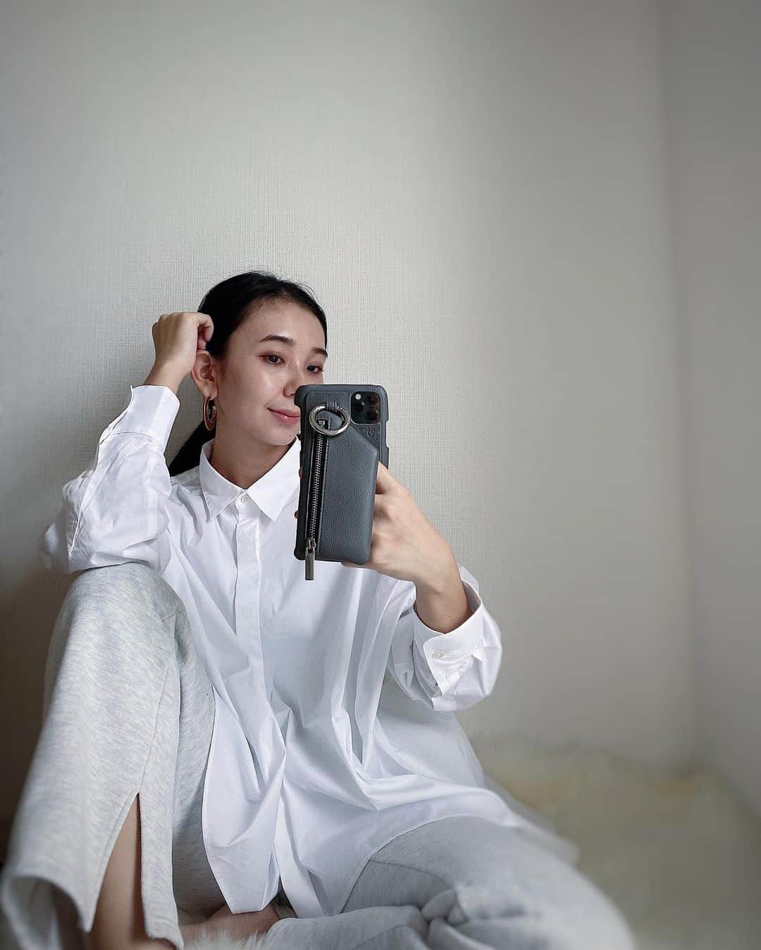 鈴木詩織のインスタグラム：「おうちでリラックスdayはこんな感じの服を着てます♡  やっぱりブラウスは着たいのでゆったりめのシャツを🤗 ボトムスはスウェットパンツ。  ﻿ ﻿  #コーデ部#コーデ日記#162cmコーデ#おうちじかん#おうち時間#リラックスコーデ#リラックスウェア#スウェットパンツ#シャツコーデ」