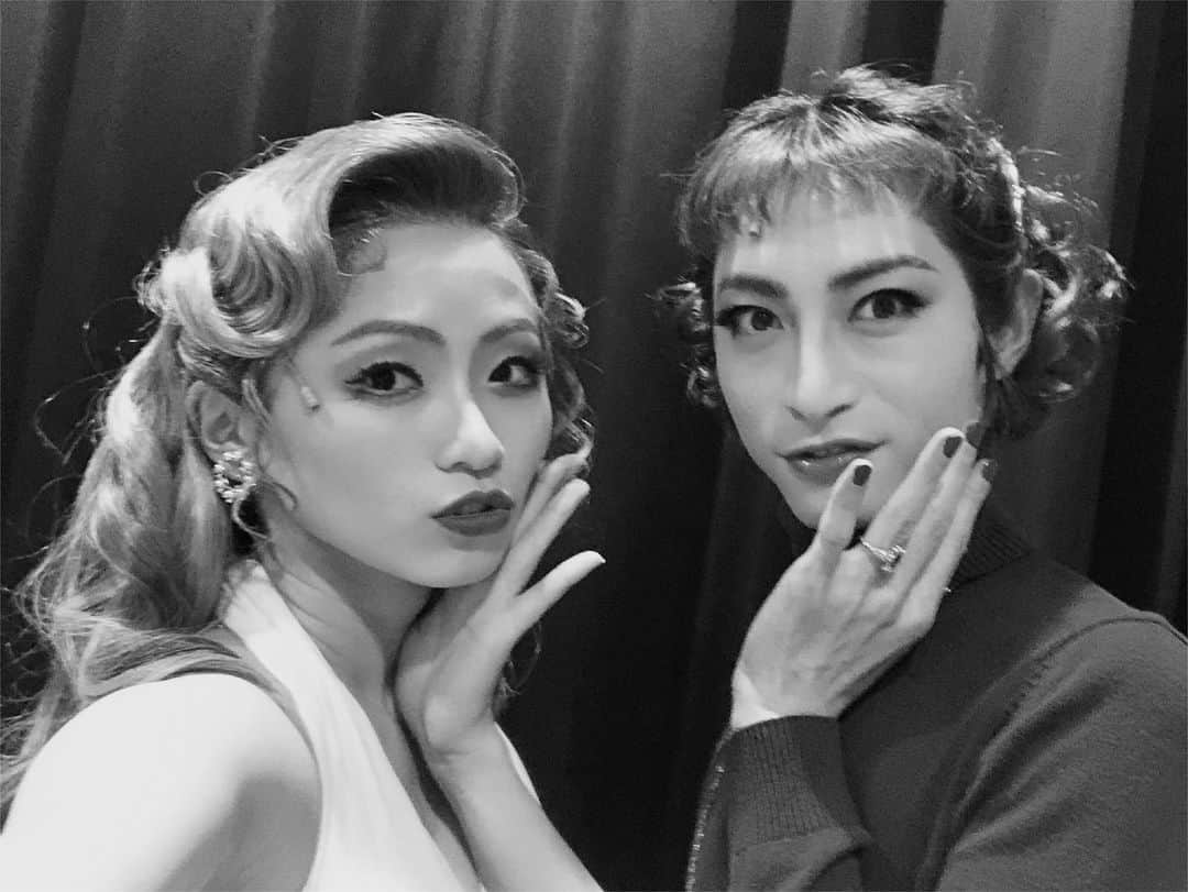 木下晴香さんのインスタグラム写真 - (木下晴香Instagram)「ウーラの衣装部屋②﻿ ﻿ 1幕のソロナンバー(♪見せびらかすの！)中に コートを脱いだらこの衣装に。 そしてカーテンコールも この衣装を選ばせてもらいました🤍﻿ ﻿ 何気にこの姿での個人写真撮り忘れてしまい💦﻿ カルメンさんとの2ショット載せちゃいます☺︎﻿ ﻿ ほんっっとに美人さん！！﻿ 美意識の塊のような、磨き上げられた美…﻿ 達成くん自身もストイックにカルメンを追求する姿、 印象的でした。﻿ 舞台上での絡みはあまりなかったけれど﻿ 稽古場から不安を隠さず話せる相手がいてくれて すごく心強かった…ありがとう。﻿ ﻿ そして、1幕ラストはグレーのドレス🖤﻿ ビアリストック&ブルームの﻿ 秘書兼受付のお仕事をがんばっておりました☎︎﻿ ﻿ こちらはロジャーチームの照明係シャーリーと😚﻿ 不器用だけど、いつもウーラ大好きでいてくれて﻿ 幕が下りるまでいつも私を近くで照らしてくれていました。﻿ 大好きで大尊敬する可知さん💕  #プロデューサーズ #木村達成 くん #可知寛子 さん」12月9日 21時02分 - haruka_kinoshita_official