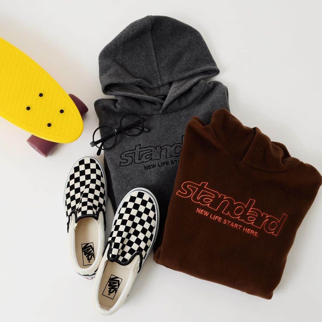 GLAZOSのインスタグラム：「. #pickup items!! GLAZOS冬のオススメ商品✨. . ☑️3704236フリース・ドロップショルダー刺繍ロゴフードトレーナー. . 保温性高く、伸縮性もあるフリース素材は. 寒い時期のマストアイテムになること間違いなし◎！ . ぜひサイトの方チェックしてみてください! . . . #glazos #kidsootd #kidsfashion #kidscoordinate #kidsfashion #kids #mensfashion #mensstyle #boy #おそろいコーデ #兄弟 #小学生コーデ #小学生男子 #おでかけコーデ #中学生男子 #小5 #小6 #キッズファッション #男の子ママ #男子 #小学生 #新作 #冬物」