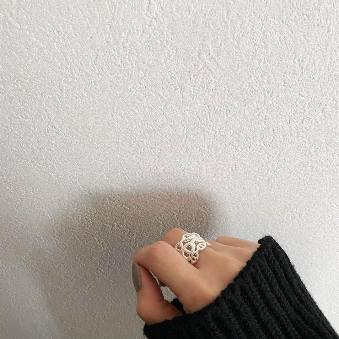 のインスタグラム：「Wednesday...ﻬﻬﻬ  今夜はぐっすり眠れそう…zzz  嵐も、あと少しだな。寂し。  中島健人君が好きだな。  長男、長風呂なんだよな。まだかな。  工藤静香先輩、まだかな。  なんて、FNS歌謡祭を眺めつつ…  今宵も更けていく。  明日もみんなみんな 良い一日を迎えられますように𓂃𓂂܀  #この前からシレッとつけているお気に入りリング#シェーヌダンクル#マイバースデーにまたもや誰もおめでとうも言わないという我が家#やらかすしかない💍#ケーキも翌日に自分で買って食べたわ#この前のポストで自由なおじさんの株が爆上がりしたみたいだけど#騙されたらあかんで😂#それとこれとは話が別#🐽に見えてきたリングw#なんちゅうこと言うねん#エルメス#hermes#シェーヌダンクルアンシェネ」