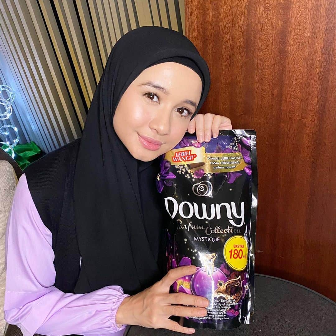 ラウディアシンシアベラのインスタグラム：「Bismillah💜 . . Hi semua🥰 udah pada tau kan, sekarang Downy Mystique baru udah available lhoo...  Masyaallah wanginya sangat sangat mengagumkan dan elegan, yang pastinya bisa ninggalin kesan yang tak terlupakan.  Karena emang wangi sepenting itu buat akuu, apalagi kan kalo kerja, ketemu temen, jadi kalau bajunya udah di pakein Downy Mystique, Insyaallah wangii terus seharian💜@DownyIndonesia」