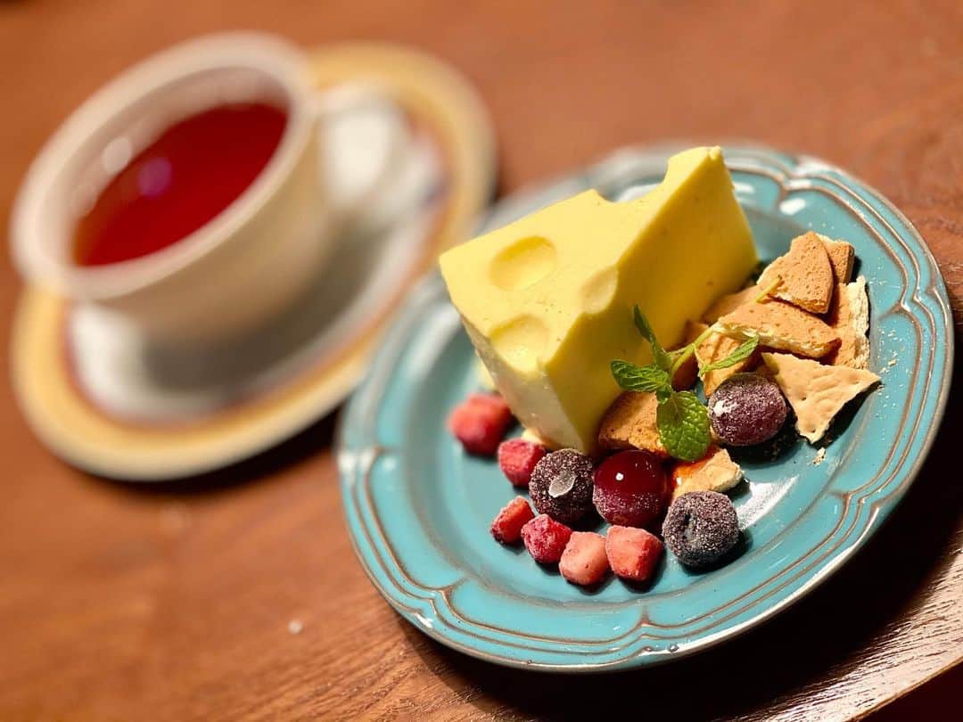 のインスタグラム：「🐄渋谷カフェ🧀ccc渋谷  トムとジェリーでお馴染みの穴あきチーズのようなレアチーズケーキ🍰  #ccc渋谷 #レアチーズケーキ #cheesecake #トムとジェリー #カフェスタグラム #渋谷カフェ #渋谷ランチ #shibuya #instapic #twitter」