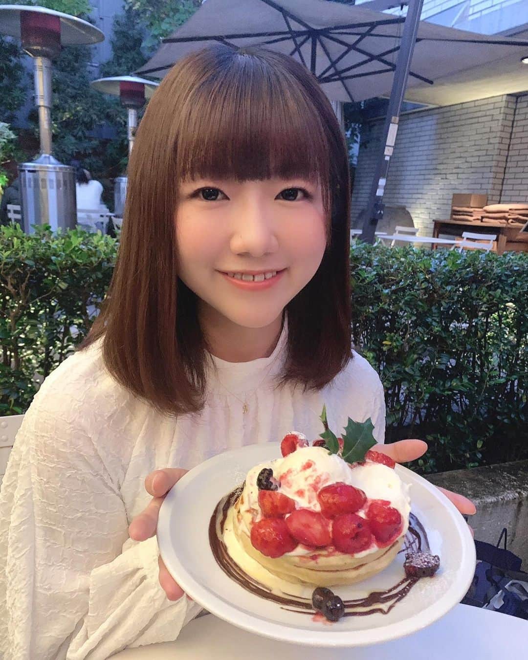 城田夏奈のインスタグラム：「. . . crisscrossのホワイトクリスマスベリーパンケーキ🥞  もうすぐChristmas🎄 みなさんご予定は？✨  毎日笑顔で過ごしたい✨  #crisscross #カフェ巡り #パンケーキ」