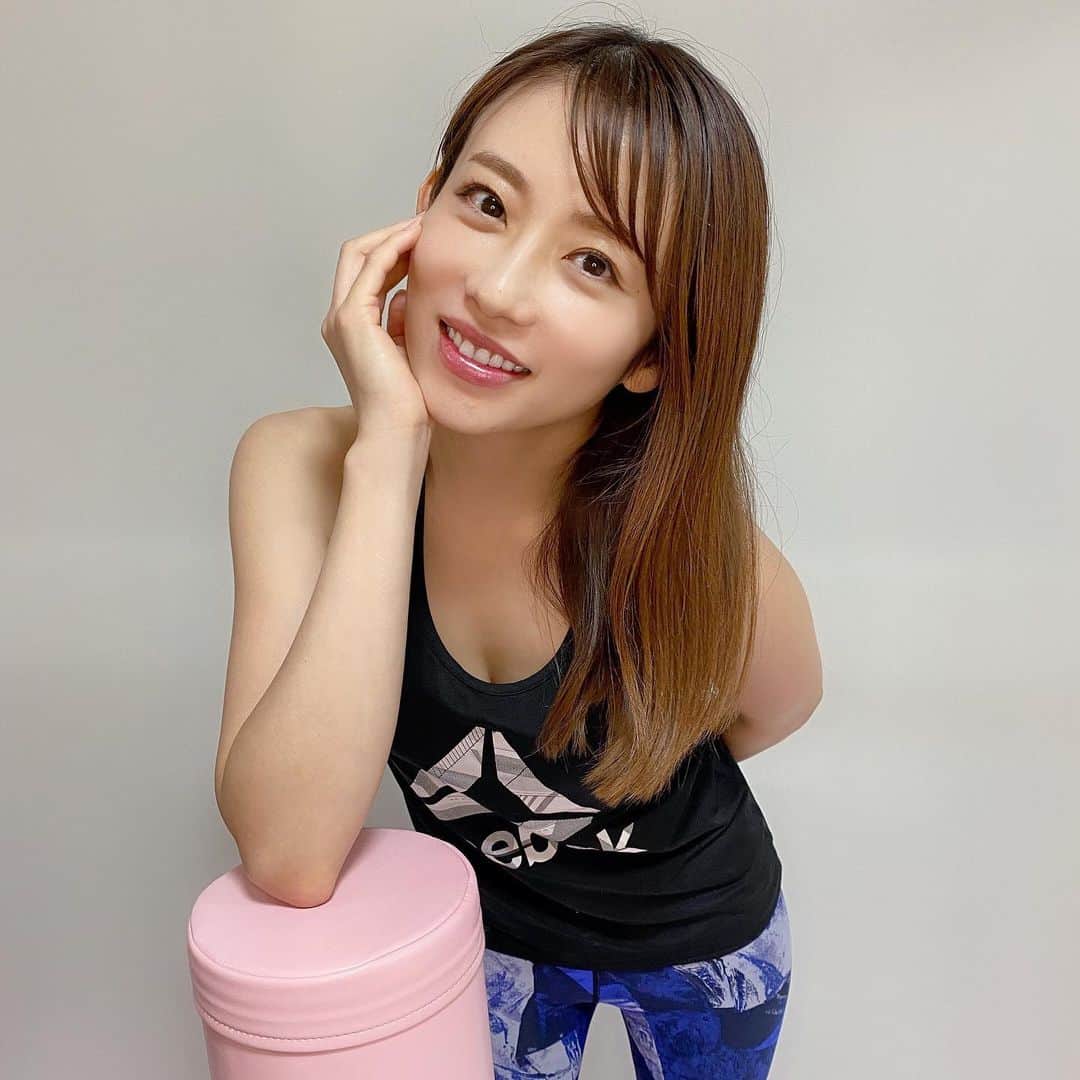のインスタグラム：「トレーナー業の方も﻿ ちょこちょこやらせてもらっています🙆‍♀️✨﻿ ﻿ ﻿ ﻿ ﻿ この冬は風邪をひかずに❗️﻿ コロナにもかからないようにするためにも‼️﻿ ﻿ 免疫upが鍵🔑﻿ ﻿ 体温が一度下がると﻿ 免疫が30%近く下がると言われてます⬇️﻿ ﻿ 私は手足が冷えたなぁ思ったら、すぐに﻿ ちょこまかと身体を動かすようにしてます。﻿ ﻿ ストレッチも良し👌﻿ ﻿ 体温上げて気持ちも上げて✨﻿ 元気に毎日過ごしましょうね❤️﻿ ﻿ ﻿ ﻿ ﻿ ﻿ #コロナに負けるな #免疫up #パーソナルトレーナー #筋力アップ #免疫力を高める  #フリーアナウンサー #筋トレ女子」