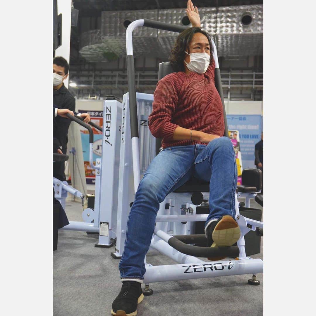 石川直宏さんのインスタグラム写真 - (石川直宏Instagram)「先週東京ビックサイトで行われていた日本最大のスポーツ・フィットネス・健康産業総合展『SPORTEC2020』へ。  まずは規模の大きさにビックリ‼️ 限られた時間だったのでゆっくり回れなかったのが残念でした。  今回はご縁のある「ゼロイニシャライズ」さんを訪問🤝  注目のサーフトレーナー🏄‍♂️✨ 自由自在な使い方♪ 軸を感じながら陸上で楽しめます🤙  他にも無理のない動きや力で、本来からだが持つ力を最大限引き出す事の出来る器具ばかりでした✨  身体を本来ある状態(＝ゼロ)に戻す事をベースとした理論。そのベースがないと、どれだけ良いトレーニングをしてもトレーニング効果を効率よく得られない。  無理なく楽しみながら自分のからだと心に向き合い、整え、ライフスキルを高められる👏  写真の表情🤣 アスリート本能のスイッチも体験時に入りました！？笑 . . #SPORTEC2020 #ZEROi #ゼロイニシャライズ #surf_trainer #サーフトレーナー @zeroinitialize  @tomokikai」12月9日 21時12分 - sgss.18
