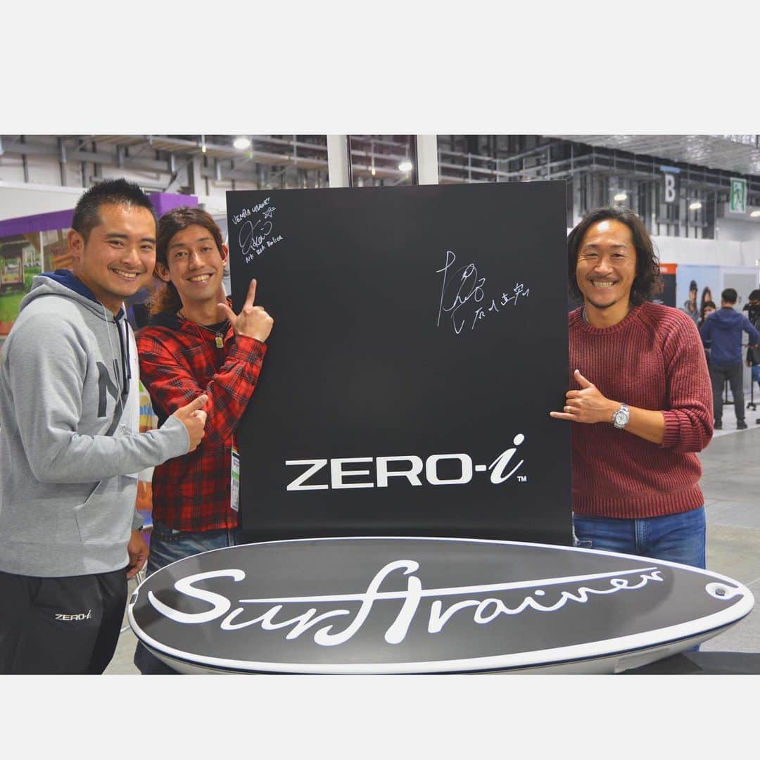 のインスタグラム：「先週東京ビックサイトで行われていた日本最大のスポーツ・フィットネス・健康産業総合展『SPORTEC2020』へ。  まずは規模の大きさにビックリ‼️ 限られた時間だったのでゆっくり回れなかったのが残念でした。  今回はご縁のある「ゼロイニシャライズ」さんを訪問🤝  注目のサーフトレーナー🏄‍♂️✨ 自由自在な使い方♪ 軸を感じながら陸上で楽しめます🤙  他にも無理のない動きや力で、本来からだが持つ力を最大限引き出す事の出来る器具ばかりでした✨  身体を本来ある状態(＝ゼロ)に戻す事をベースとした理論。そのベースがないと、どれだけ良いトレーニングをしてもトレーニング効果を効率よく得られない。  無理なく楽しみながら自分のからだと心に向き合い、整え、ライフスキルを高められる👏  写真の表情🤣 アスリート本能のスイッチも体験時に入りました！？笑 . . #SPORTEC2020 #ZEROi #ゼロイニシャライズ #surf_trainer #サーフトレーナー @zeroinitialize  @tomokikai」