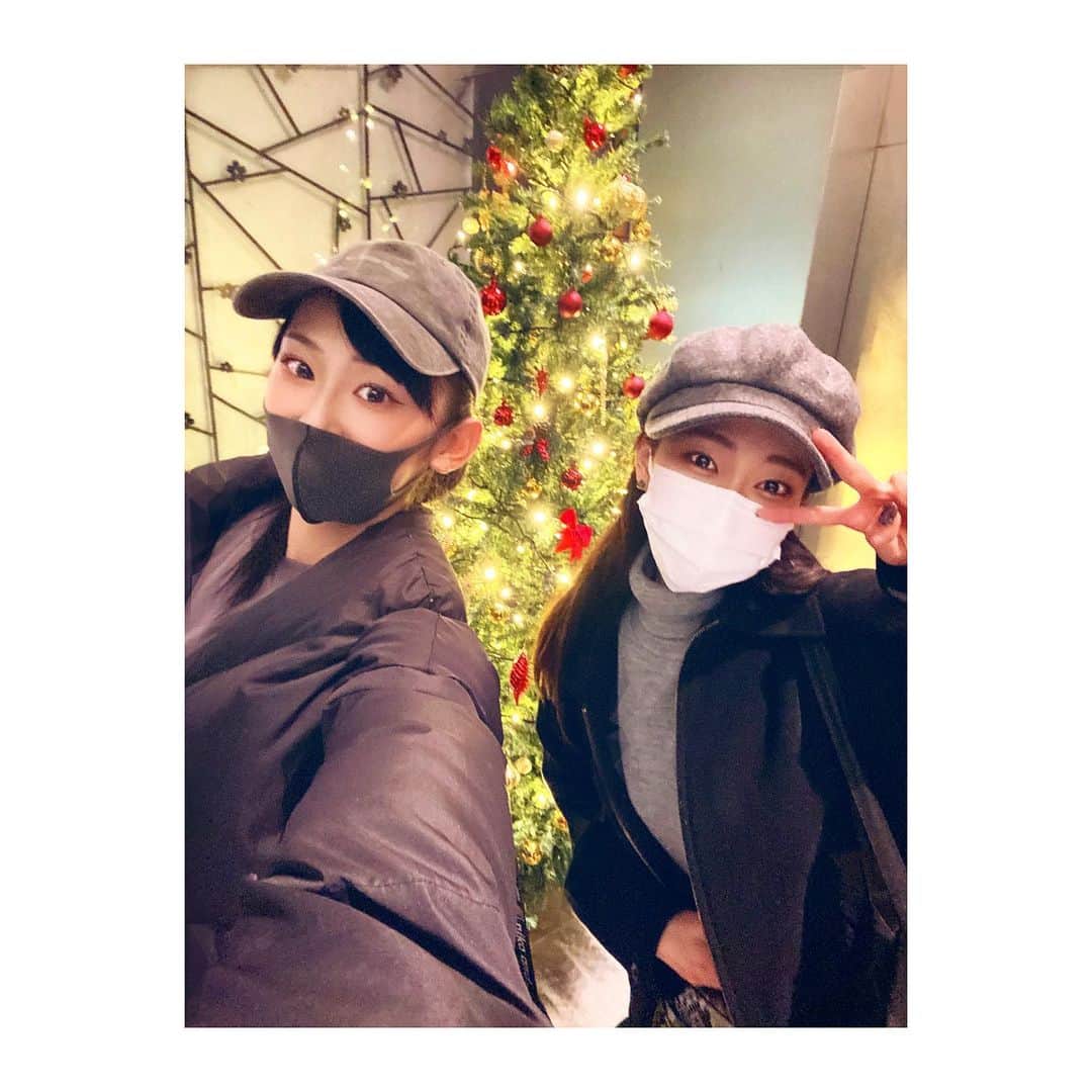 YURINAさんのインスタグラム写真 - (YURINAInstagram)「・﻿ 🕺🔥🐰🖤🎄🎅🏻﻿ ﻿ 📸 #today #practice﻿ ﻿ ﻿ 今日も良き汗かいた〜〜﻿ ﻿ 練習終わり #クリスマスツリー と共に♡﻿ ﻿ ﻿ ﻿ ﻿ 今日はBsGirlsダイアリー更新してます！﻿ ﻿ もう冬突入ですが、秋を感じる写真⛩🍁﻿ ﻿ 写真13枚で盛り沢山です〜！﻿ ﻿ 是非チェックして下さい🙆🏻‍♀️﻿ ﻿ ﻿ ﻿ ﻿ ﻿ #オリックス #BsGirls #Bs2020 #avex﻿ #baseball #プロ野球 #ORIX #Buffaloes﻿ #京セラドーム大阪 #ほっともっとフィールド神戸 ﻿ #yurina_359  #BsGirls2020 #performer﻿ #dance #全力パフォーマンス ﻿ #高身長女子 #筋トレ女子 #腹筋女子﻿ #トレーニング女子 #ボディメイク ﻿ #野球好きと繋がりたい #暗髪﻿ #黒髪ストレート #前髪ぱっつん﻿ #クリスマス #イルミネーション﻿ #yuuki_363」12月9日 21時13分 - yurina_bsgirls_359