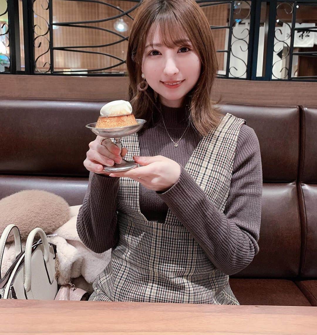 小桃音まいのインスタグラム：「🍮. . パーラー大箸のプリン. . プリン好きならぜひ！ってななさんに. おすすめされて連れてってもらいました❤︎. . . 苦目のたっぷりカラメルソースと. ふわふわ生クリームで甘々すぎない. 最高の大人プリンでした🥰. . 餡子とバターが乗った食パンも. おいしそうだったから今度はそっちも食べたいな💭. . .」