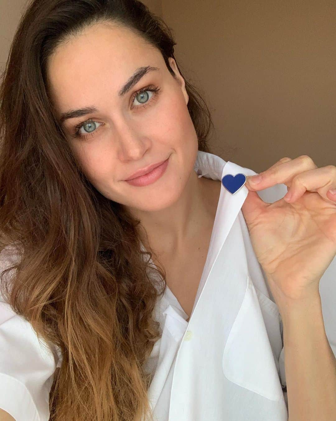 ズザンナ・ヤカボスのインスタグラム：「Legyen a Te szíved is KÉK!  💙  Teremtsünk egy barátságosabb világot az autizmussal élők és családjaik számára! Szerezd be Te is saját Kék Szív kitűződet és állj ki egy jó ügy mellett!  A kitűzőket megtaláljátok az Együtt az Autisták Alapítvány webshopjában és a kijelölt MOL töltőállomásokon!  Hívd, vagy küldj SMS-t 13616-os  számra, és támogasd ezzel az alapítvány munkáját 500 Ft-tal!  www.egyuttazautistakert.hu Megérteni. Elfogadni. Segíteni. #KékSzív 💙」