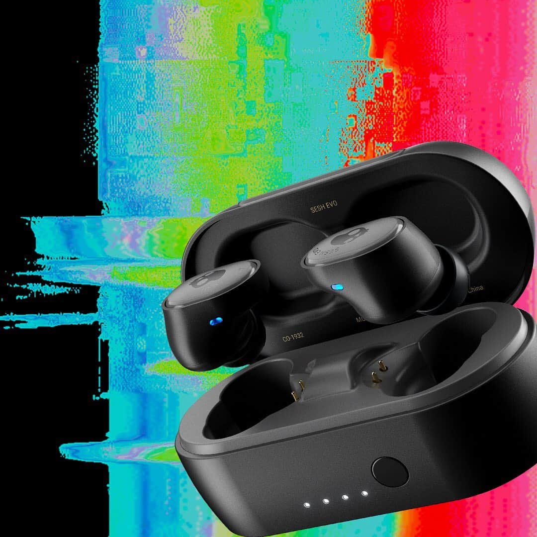 のインスタグラム：「Sesh Evoで完全ワイヤレスを始めよう💀﻿Skullcandyのエントリーモデル 🔥﻿ ﻿ Sesh Evoについて👇﻿ ・落としても探せる「Tile™」搭載﻿ ・通話用マイク内蔵 ・最長24時間バッテリー﻿ ・急速充電対応﻿ ・IP55等級の防水・耐汗・防塵でアクティブシーン対応﻿ ・左右単体での使用も可能﻿ ・通話、選曲、音量コントロール ・3つのEQモード(音楽・映画・ポッドキャスト)﻿ ・新開発チタンドライバー採用﻿  #FeelSkullcandy #スカルキャンディー  #完全ワイヤレスイヤホン イヤホン #SeshEvo」