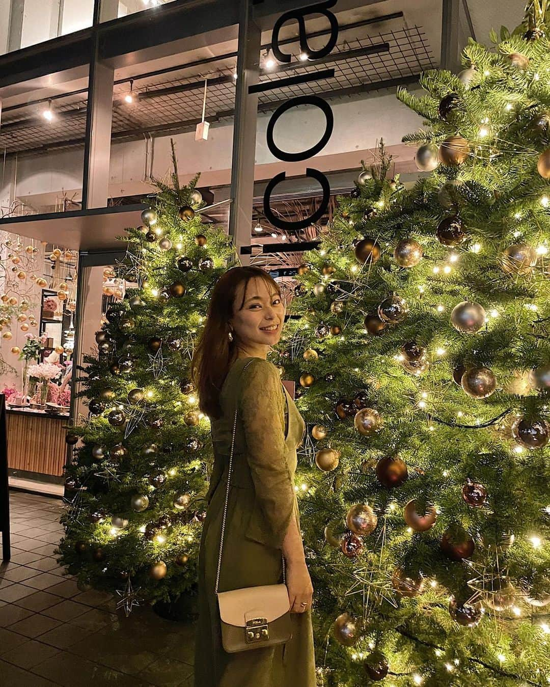 Yuuki mimuraさんのインスタグラム写真 - (Yuuki mimuraInstagram)「💐🎄💫  . 先日、表参道のニコライバーグマンで開催された、 セゾンローズゴールドアメックスカードの 誕生を記念して行われたパーティーに行ってきました💐“  会場内は大人ピンクのカードをイメージして、 ニコライバーグマンが直々に 店内を素敵にデコレーション✨  どこにカメラを向けてもラグジュアリーで 美しい写真が撮れました📸  カードは女の子が嬉しいサービスや特典がいっぱいで なんと言っても、もう見た目が可愛すぎる💓  詳しく説明を聞いたので わたしも申し込むつもりです💳“  トークショーも楽しくて、 あっという間でした✨ トークショーが終わった後も 特典がどんなものだったら嬉しいか、  とか色々お話しました🗣✨  会場内はしっかりコロナ対策もされており、 かわいいピンクのマスクも配ってくださって 嬉しい配慮😷🤍💐  #セゾンローズゴールドアメックス #セゾンローズゴールド #saison_PR #ニコライバーグマン #saisoncard #クレジットカード #セゾンカード」12月9日 21時25分 - u0829u