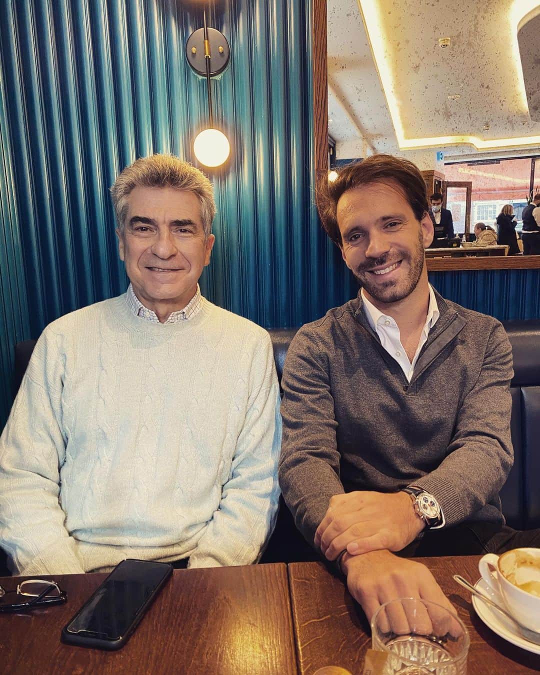 ジャン＝エリック・ベルニュのインスタグラム：「Coffee catch up with the manager ☕️」