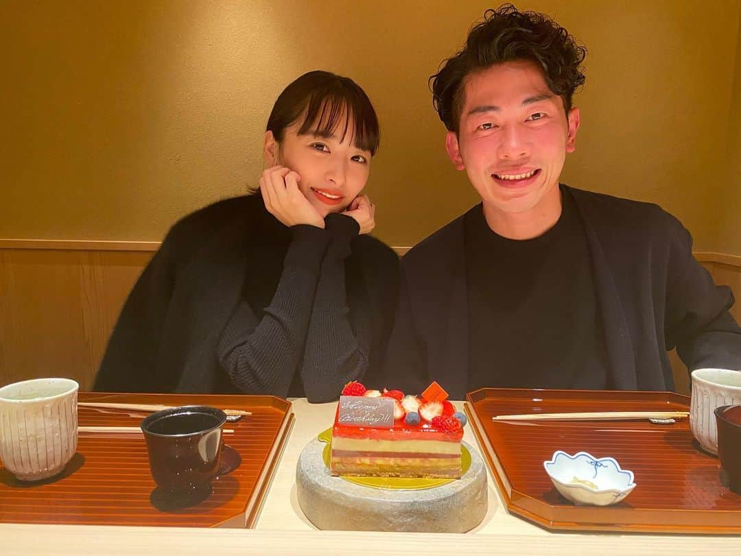 近藤千尋さんのインスタグラム写真 - (近藤千尋Instagram)「ひーぼぉくん３７歳、おめでとう🍾㊗️🎉　#1210 美味しすぎてこんな顔🥸笑  1日早いけど、2人だけで お祝いしてきました☺️👏✨ いつも家族で過ごす私たちですが 今回はマネージャーさんが 2人だけでご飯の時間をお誕生日プレゼントとしてくれました😭😭❤️  こんなにゆっくり2人で話しながら 夕飯を食べるのはいつぶりだろう✨  出会った時は30歳だったひーぼぉくんが37歳になったんだね！という 当たり前の話をしながら。笑🎂☺️  なかなか行けないお寿司に…🍣  またしばらくない2人だけの時間、 カップルに戻った気持ちで過ごしました💜  ひーぼぉくんはワイン、私はお茶🍵笑  誕生日が近い私たちは お互いにプレゼントを🎁 ペアリングにしました💍  ひーぼぉくん、３７歳も 健康第一で過ごしてね✨☺️  次は私の誕生日。 うっしししししし😎😎😎😎😎😎😎」12月9日 21時26分 - chipichan.1215