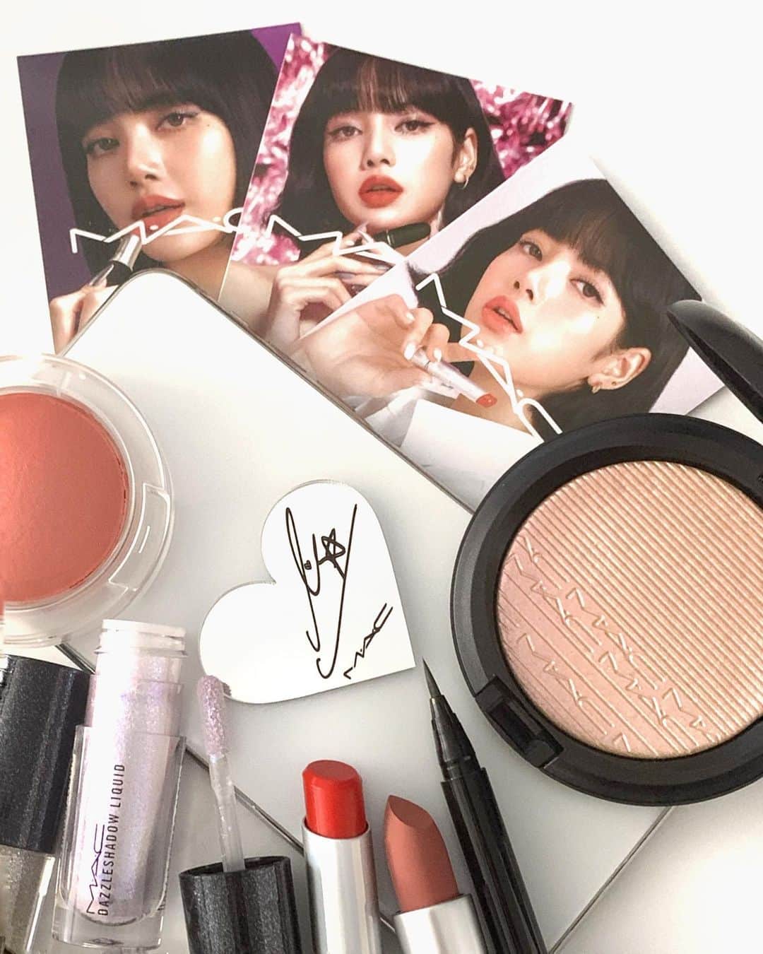 M∙A∙C Cosmetics Japanのインスタグラム：「LISAプロモーション第2弾はもうチェックしましたか？💜 #MACLOVESLISA ㅤ 公式オンラインショップ、M·A·C全店*にて、対象製品1点以上を含む税込8,030円以上お買いあげで、「LISAスマホミラー」をプレゼントしています🎁✨ ㅤ **M·A·C直営店、百貨店店舗限定 ※ミラーサイズ: W50×H45mm ※プレゼントはお1人様1会計につき1回まで ※なくなり次第終了 ㅤ 【対象製品】 ＊LIPS ★【公式オンライン限定】ショーストッパー パウダー キス リップスティック X 5 キット ★ラン ザ ショー キット: モカ ☑︎M·A·C プレップ プライム リップ ☑︎パウダー キス リップスティック / マル イット オーバー、デボーテッド トゥ チリ ☑︎パウダー キス リキッド リップカラー / メイク ラブ トゥ ザ カメラ、マル イット オーバー ☑︎グロー プレイ リップ バーム*   ＊EYES ★ロケット トゥ フェイム アイ シャドウ X 12 パレット ☑︎ダズルシャドウ リキッド / パンサータイズド、ダイヤモンド クランブルズ、ノット アフレイド トゥ スパークル、ラブ ユア セルフ ☑︎スモールアイシャドウ / エスプレッソ、ダーク ルーム、コルク ☑︎エクステンディッド プレイ ギガブラック ラッシュ ☑︎ブラシストローク ライナー: ブラシ ブラック   ＊BLUSH ☑︎グロー プレイ ブラッシュ* ☑︎パウダー ブラッシュ / メルバ   ＊FACE ☑︎スタジオ フィックス フルイッド SPF 15* ☑︎エクストラ ディメンション スキンフィニッシュ: ショー ゴールド、ダブル グリーム ☑︎M·A·C プレップ プライム フィックス+ / オリジナル ☑︎M·A·C プレップ プライム トランスペアレント フィニッシング パウダー ★ファイヤーリット キット: シャンパン   ＊OTHERS ★【伊勢丹 新宿本店／阪急うめだ本店限定】ブーム ブーム ワオ コンプリート アドベント カレンダー   ★ホリデー限定製品 **スタジオ フィックス フルイッド SPF 15、グロー プレイ ブラッシュ、グロー プレイ バームのみ、全色対象です。」