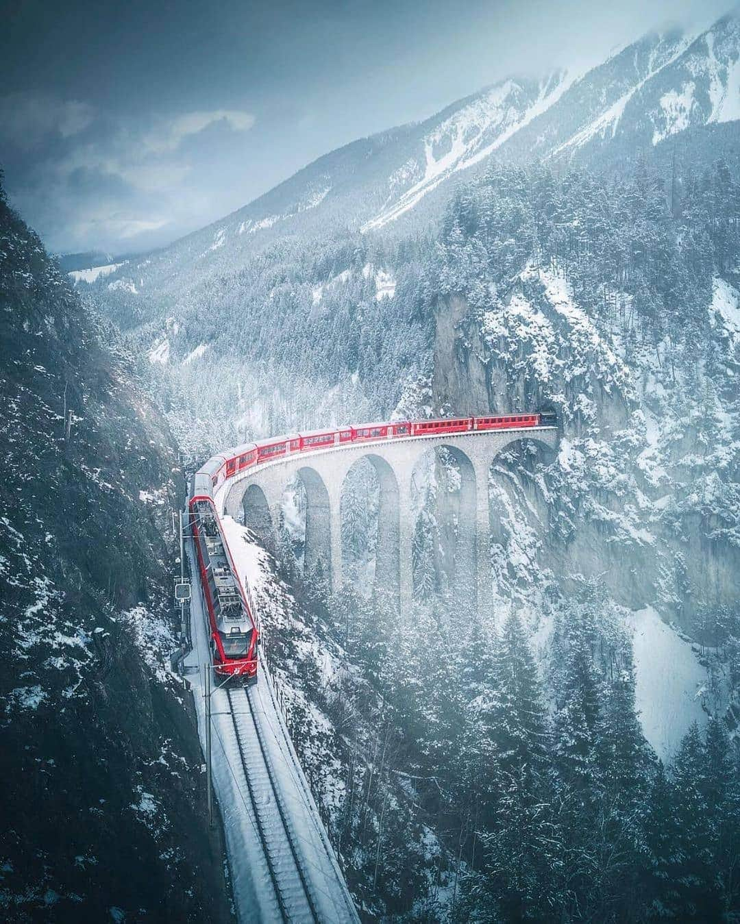 Padgramさんのインスタグラム写真 - (PadgramInstagram)「The Glacier Express ❤️🚂 Courtesy of @cumacevikphoto 📍Switzerland 🇨🇭 #pgdaily #pgstar #pgcounty #switzerland🇨🇭 #express #planetgo #planet #planetearth #amazing #awesome #train #travel」12月9日 21時27分 - planet.go