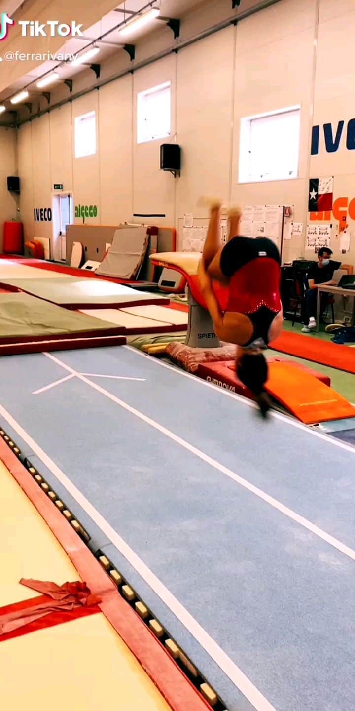 バネッサ・フェラーリのインスタグラム：「K.O. 😵🤪 "devi abituarti a lavorare in assenza di ossigeno" Cit. 🤣  #vanessaferrari #gymnastics #ginnasticaartistica #italiateam #gym #sport #workout」