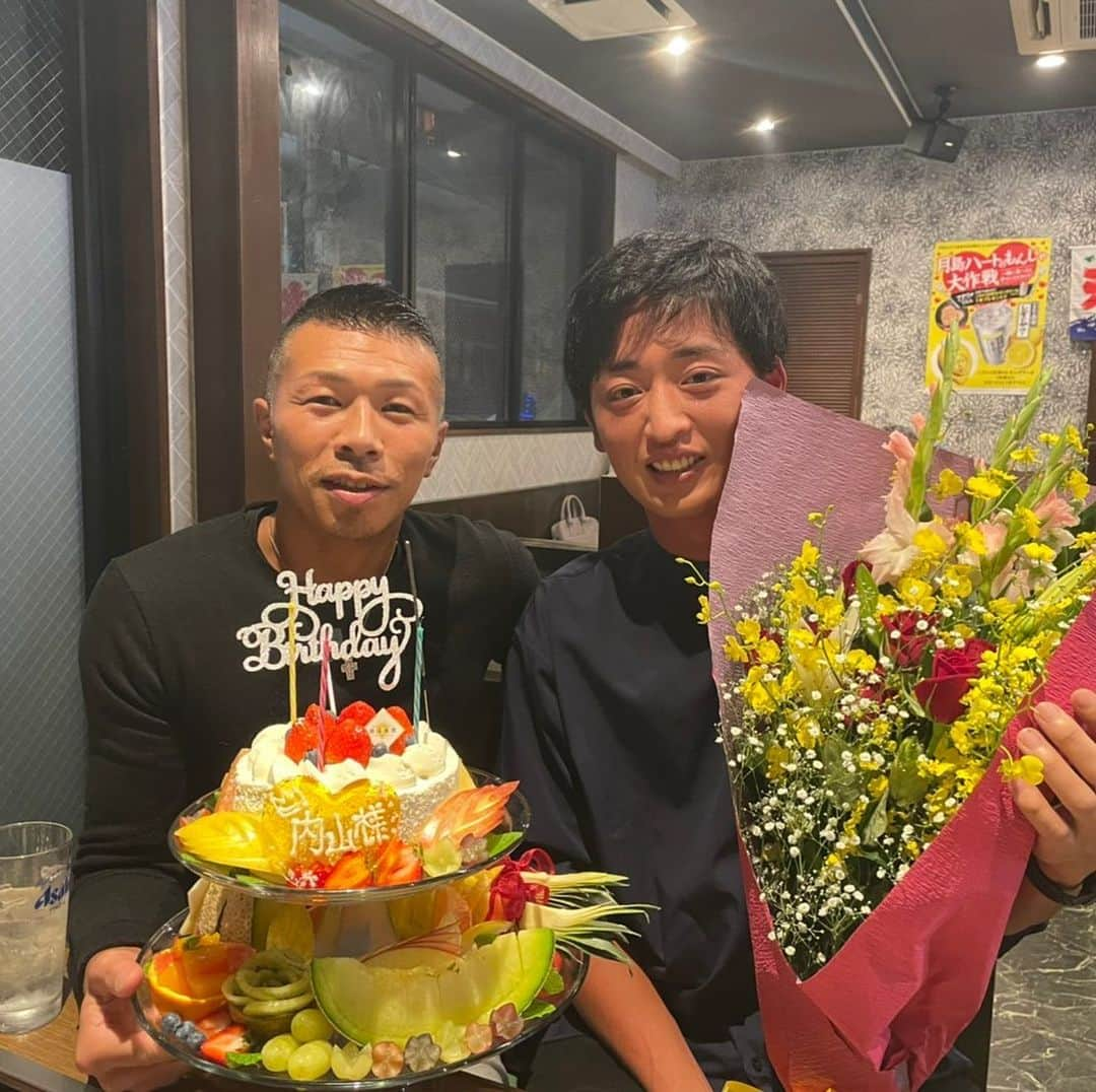 白村明弘のインスタグラム：「おつかれさまです！ 先日ボクシング世界チャンピオンの内山さんとご一緒させてもらいました！ またもや、お疲れ様会してもらいました。。ありがとうございます！ 沢山の人に応援してもらっていたんだと、改めて感じます！！  #内山高志  さん #誕生日 #おめでとうございます」