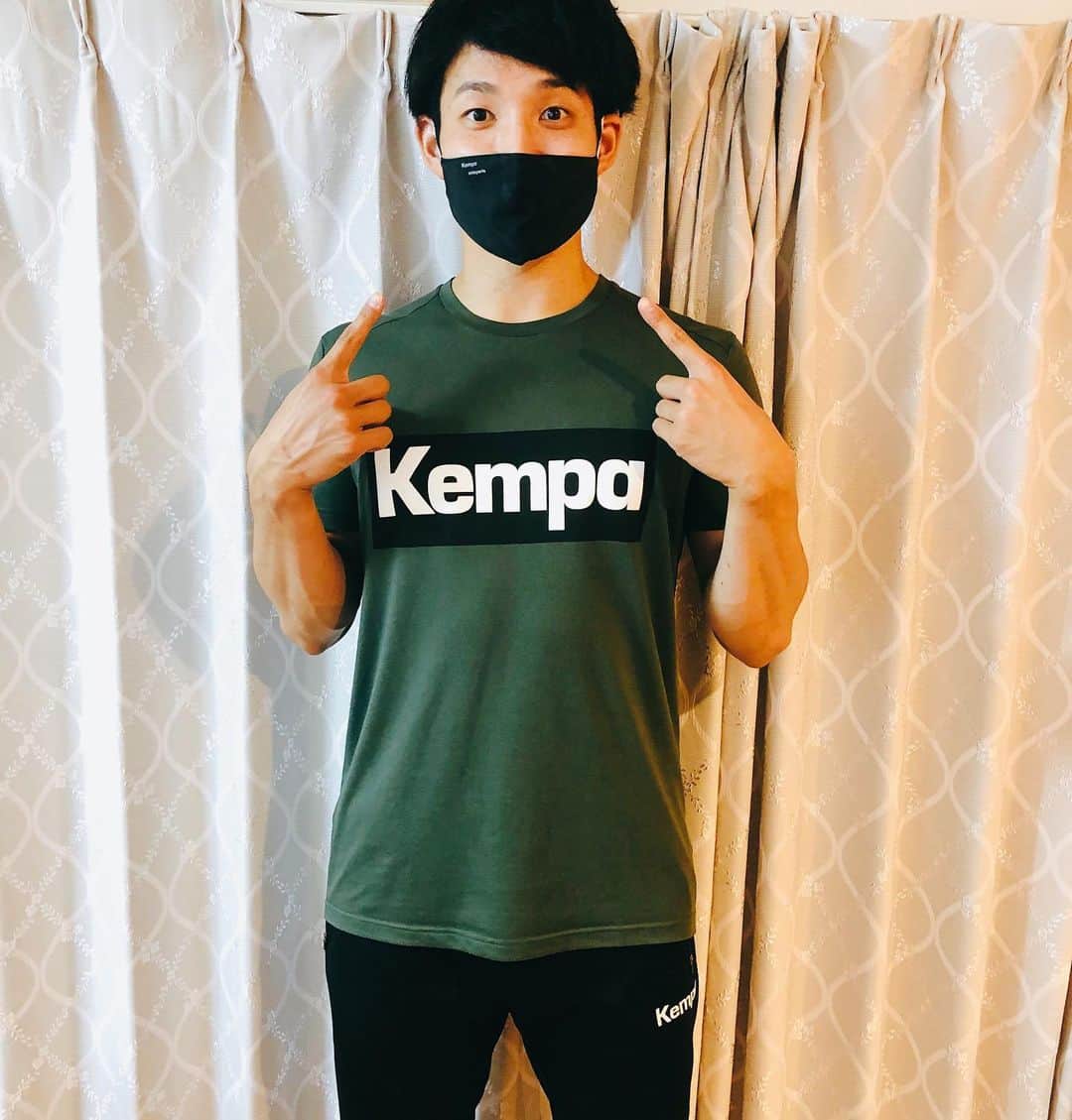 吉野樹さんのインスタグラム写真 - (吉野樹Instagram)「実は#kempa もマスクあるんですよー！ 良かったらつけてみてね🥴  あとちなみにこのTシャツお気に✌️ 着心地がすごくいい🥴  #スポーツマスク #kempa #melisofficial  #handball   @melisofficial ありがとう ございます！」12月9日 21時42分 - tatsuki.yoshino23