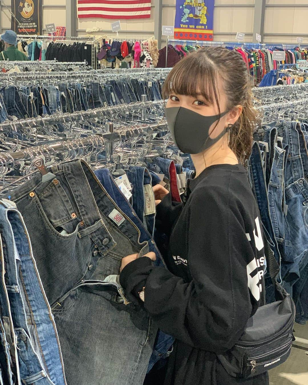 遠藤みゆさんのインスタグラム写真 - (遠藤みゆInstagram)「Tシャツ1枚で過ごせる時期が懐かしいですな、、🦧 . あ、そうそう 昨日iPhone様をアップデートしたら絵文字が増えてて嬉しいのよ🦭🦈🐋🐊🦨🐇🦦 . みんなはしましたか？☄️☄️☄️ #ポートレート #西海岸 #アップデート #妹 #写真撮るの #上手くて #びっくりしたよ #お姉ちゃんは #👏」12月9日 21時41分 - endoomiyu