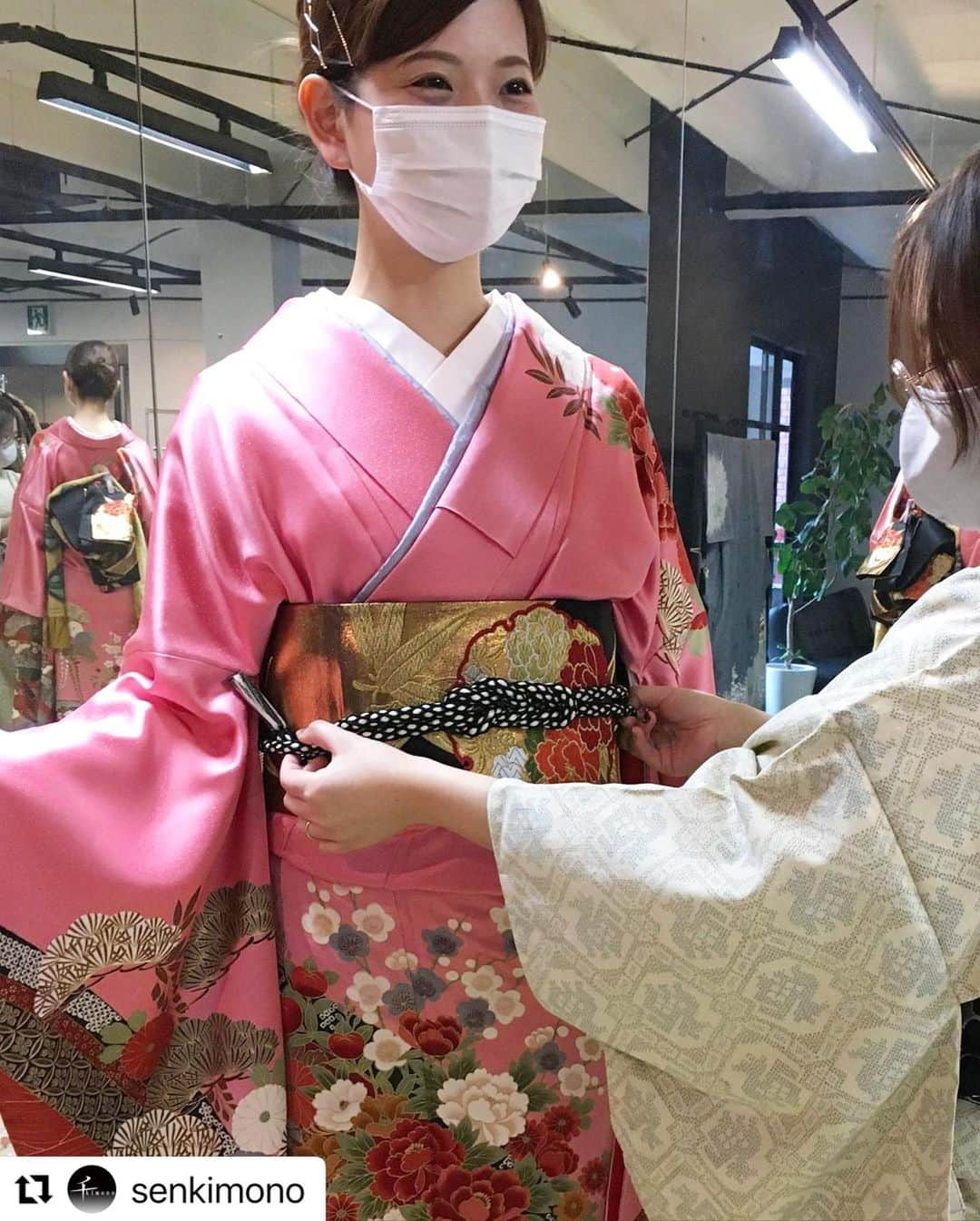 美蘭レンナさんのインスタグラム写真 - (美蘭レンナInstagram)「. . . 先日の衣装合わせショット👘 西天満にある「千kimono」さんにて😊 . お着物も和装小物も種類が沢山あって、 私は大好きなピンク色の振袖に決まりました😍✨ 撮影がとても楽しみです❤️❤️ . . . 関西に住んでいらっしゃる方は 2021年1月3日の「大阪日日新聞」 をお見逃しなく☺️☺️♬ . .  #Repost @senkimono with @make_repost ・・・ 新春企画の振袖撮影用フィッティング　vol.3🦋﻿ ﻿ 1/3の「日日新聞」で掲載予定♪﻿ 総勢6名のモデルさんの振袖写真を撮影します。﻿ ﻿ ﻿ 衣装を千kimono @senkimono (Shinei @kimono_shinei ) 、﻿ 撮影をプレスセブン @psharuky さんでセッティングします♪﻿ ﻿ モデルさん　美蘭レンナ　@renna_miran33 さん💡﻿ ﻿ 鮮やかなピンクが印象的です。﻿ なかなか勇気が要りそうに思えてしまう色ですが着こなす流石さに見惚れてしまいます...✨﻿ ﻿ ﻿ ﻿ ﻿ ﻿ *****************﻿ ダイレクトメッセージ、コメントは見逃してしまう可能性もありますので、恐れ入りますがお問い合わせは「千kimono」へ直接お電話お願いいたします。　﻿ ショップ情報、HPでの商品検索は、プロフィールをご覧ください。﻿ ﻿ ﻿ ﻿ #千kimono #シンエイ #shinei #着物 #きもの #大阪 #西天満 #kimono #japanesekimono #リサイクル着物 #アンティーク着物 #着物女子 #着物コーディネート #着物コーデ #普段着物 #osaka #着物好きな人と繋がりたい #japan  #japanesedesign #antique ﻿ #振袖 #晴れ着 #振袖撮影 #フィッティング #お正月 #撮影」12月9日 21時35分 - renna_miran33