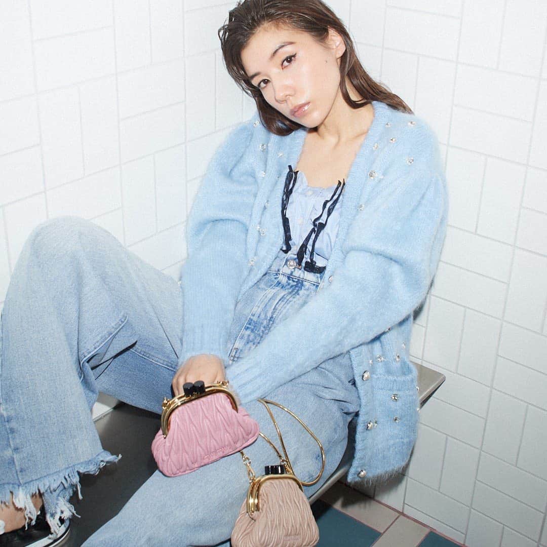 仲里依紗のインスタグラム：「ELLE ONLINE にて💕 @miumiu  の可愛いおバッグとお洋服にかこまれてるよ〜🌹🥰  そして、今日アップしたYouTubeで ELLE ONLINE撮影の舞台裏をアフレコスタイルで実況してまーす😊✨💄  モデェ〜ルって張り切ってたけど 結局自分は自分だった〜😇  チェックしてねぇーー🥳✨✨✨  #miumiu #miubelle  @ellejapan @miumiu  Photo: KAZUHIRO FUJITA  Styling: SHINO SUGANUMA  Hair&Makeup: MOMIJI SAITO」