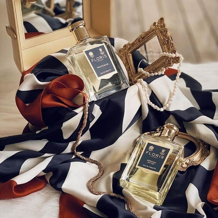 のインスタグラム：「Floris fragrance and a string of pearls, the perfect gift for her this Christmas. ⠀ ⠀ Photo: @i.hua.y⠀ ⠀ #FlorisLondon #AllWrappedUp #ChristmasAtFloris #LuxuryGifts #FragranceGifts #GiftWrapping #ChristmasAtFloris #PerfumeGifts #Christmas #ChristmasGifts #GiftsForHer」